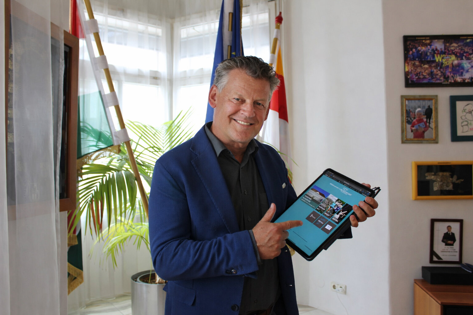 Bürgermeister Christian Scheider freut sich über den verbesserten Online-Auftritt der Landeshauptstadt.