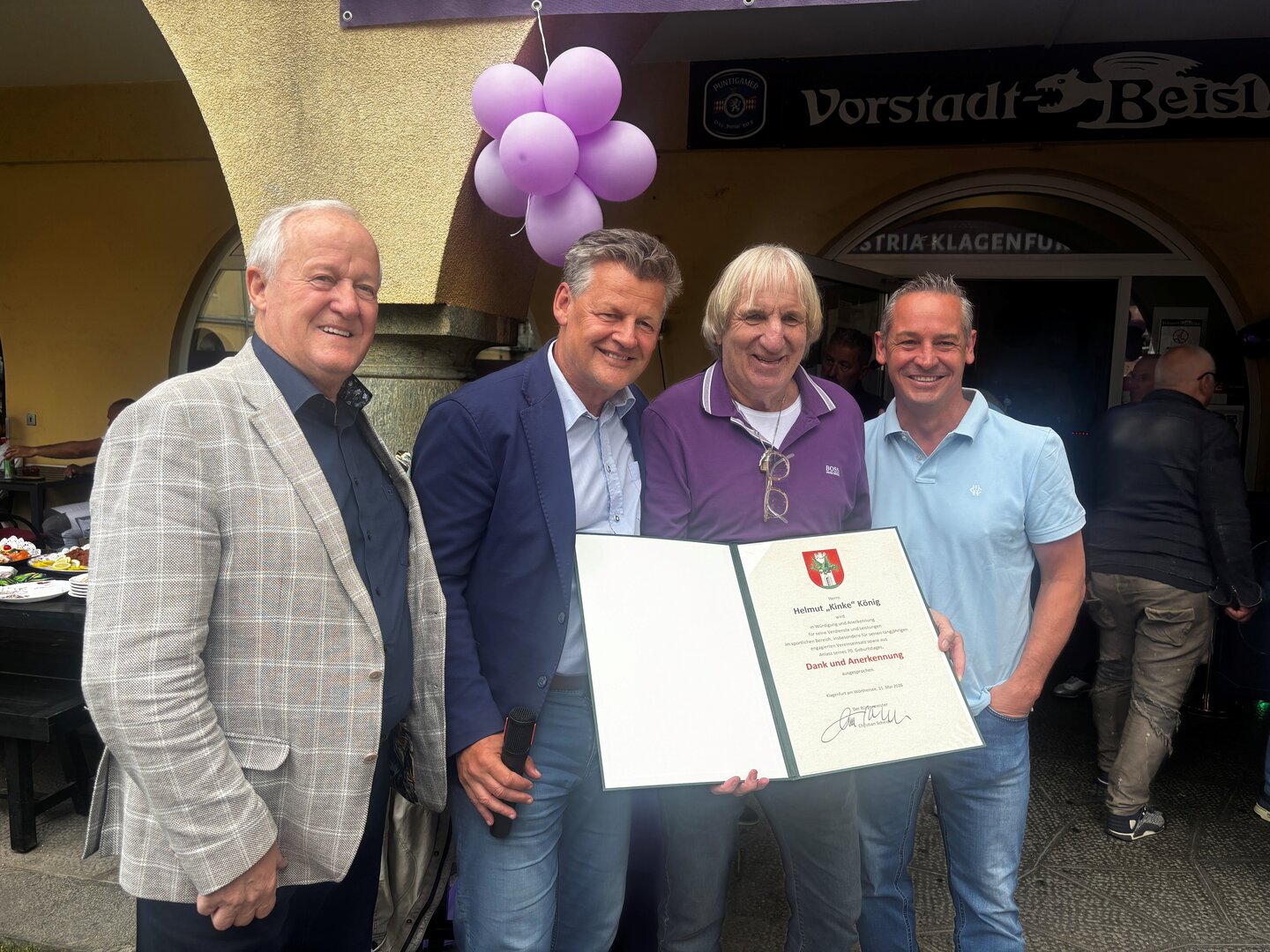 Bürgermeister Christian Scheider und Gemeinderat Dieter Schmied gratulierten der SK Austria Klagenfurt-Legende Helmut König zu seinem 70. Geburtstag und sprachen ihm Dank und Anerkennung für seine sportlichen Leistungen und Vereinstätigkeiten aus. Foto: Büro Bürgermeister