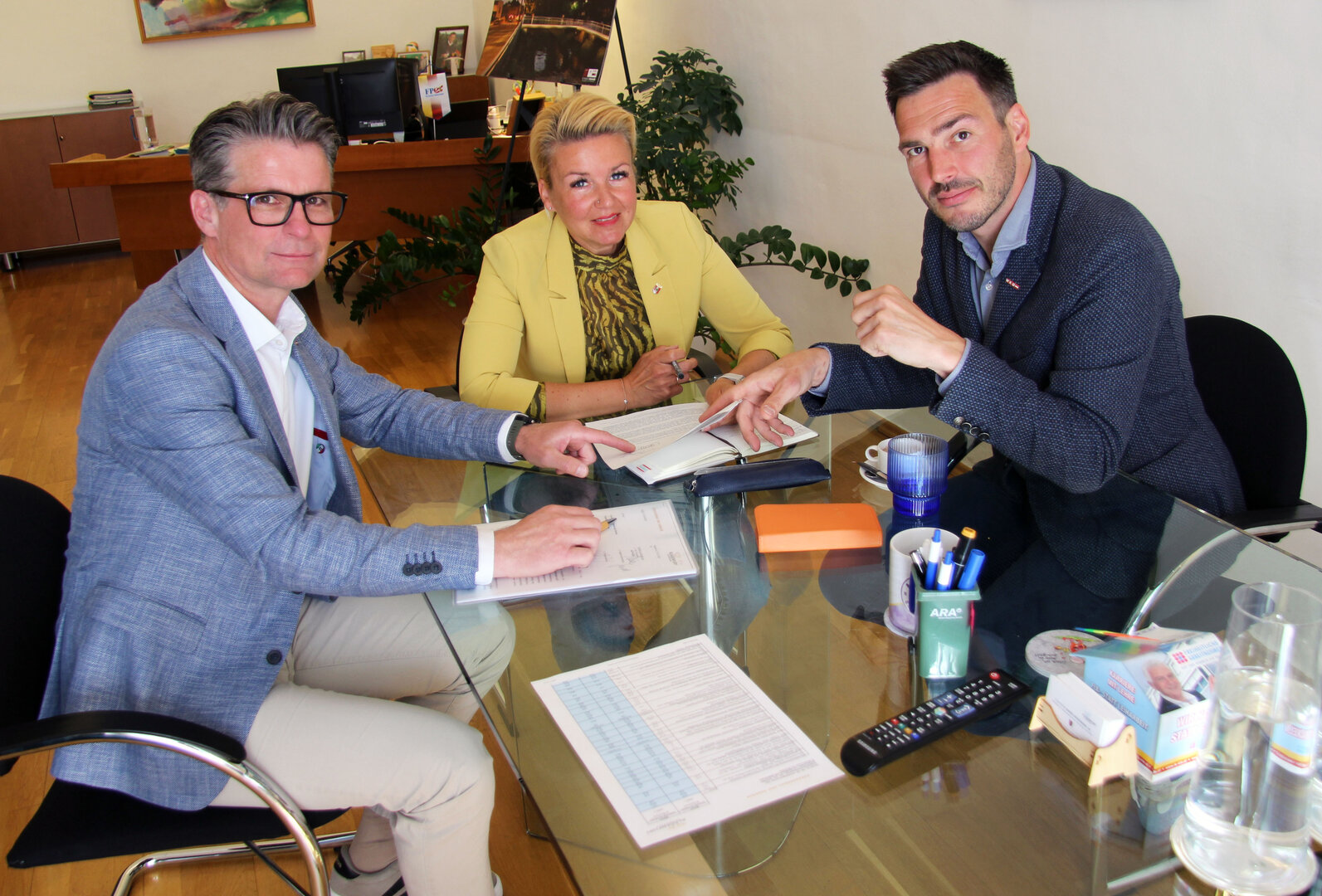 Straßenbau und Verkehrsreferentin Stadträtin Sandra Wassermann, BA, Stefan Sternad (WK-Fachgruppe Gastronomie) und WK-Bezirksstellenobmann Franz Ahm im Gespräch beim runden Tisch im Rathaus.  Foto: StadtKommunikation/Spatzek