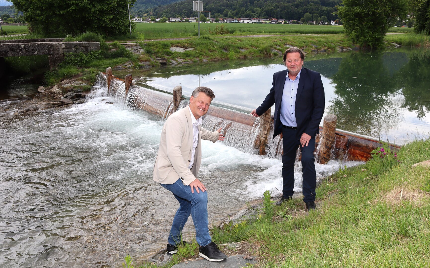 Obmann des Wasserverbands, Bürgermeister Christian Scheider, und Geschäftsführer des Wasserverbands Glanfurt, Ing. Ingolf Herold, begutachteten die neu angebrachte Aufstauvorrichtung im Mündungsbereich Viktringerbach. Foto: StadtKommunikation/Buchner