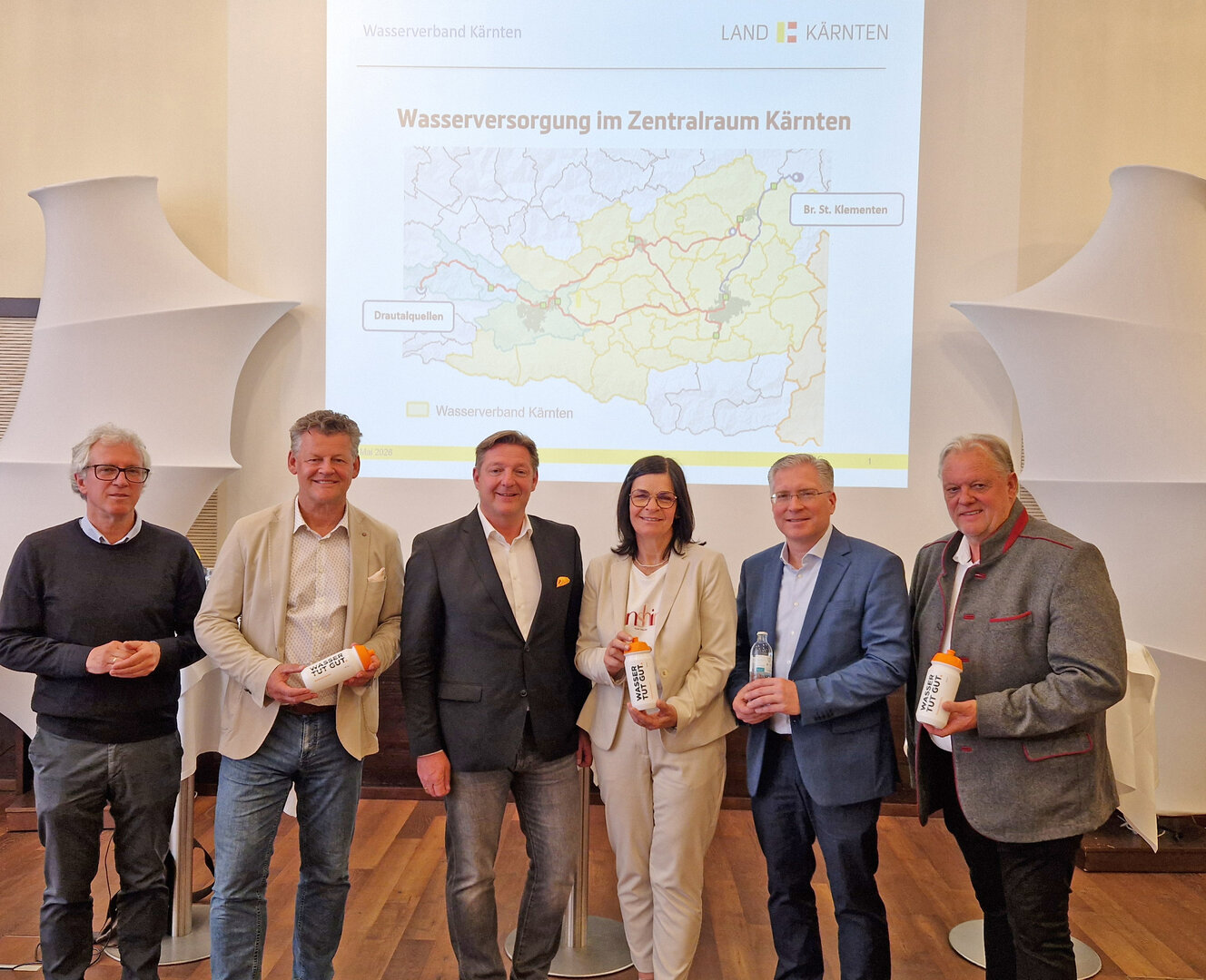 Wasserschiene Kärnten V.l. DI Erich Eibensteiner, Bgm. Christian Scheider, Bgm. Günther Albel, LR Marika Lagger-Pöllinger, Bgm. Ing. Martin Kulmer und Bgm. Martin Treffner präsentieren Details zur Wasserschiene Kärnten. Foto: SK