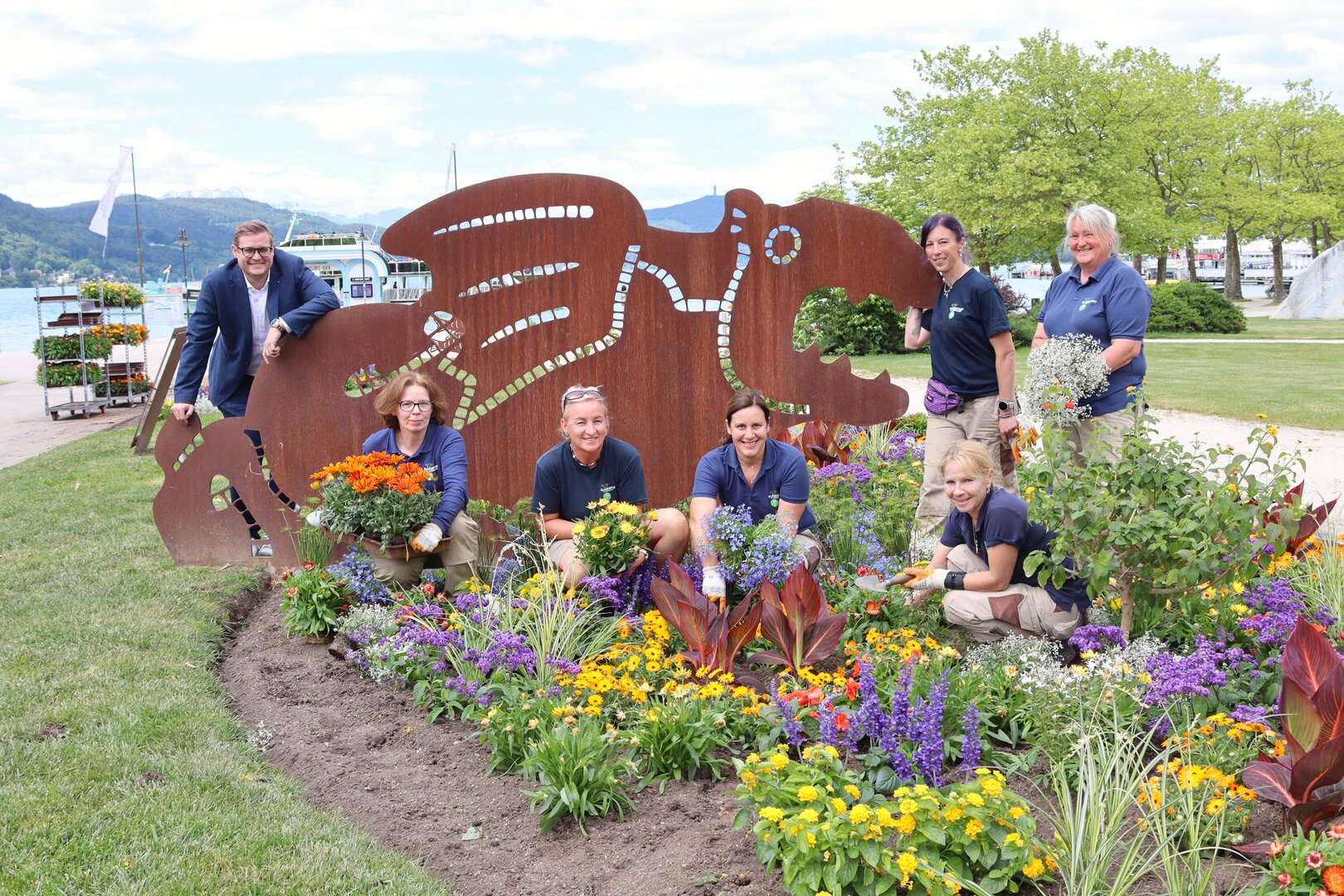 Stadtgartenreferent Stadtrat Julian Geier besuchte die Schiffsanlegestelle in der Ostbucht, um die sommerliche Blumenpracht zu bewundern und sich bei den Mitarbeiterinnen des Stadtgartenamts für ihre Arbeit zu bedanken. Foto: StadtKommunikation/Buchner