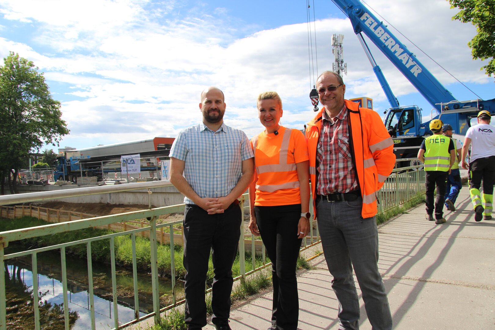 Stadträtin Sandra Wassermann, BA sowie Dipl.-Ing. Daniel Sebö und Ing. Daniel Domenig von der Abteilung Straßenbau und Verkehr waren beim Einheben des Tragwerks dabei. 