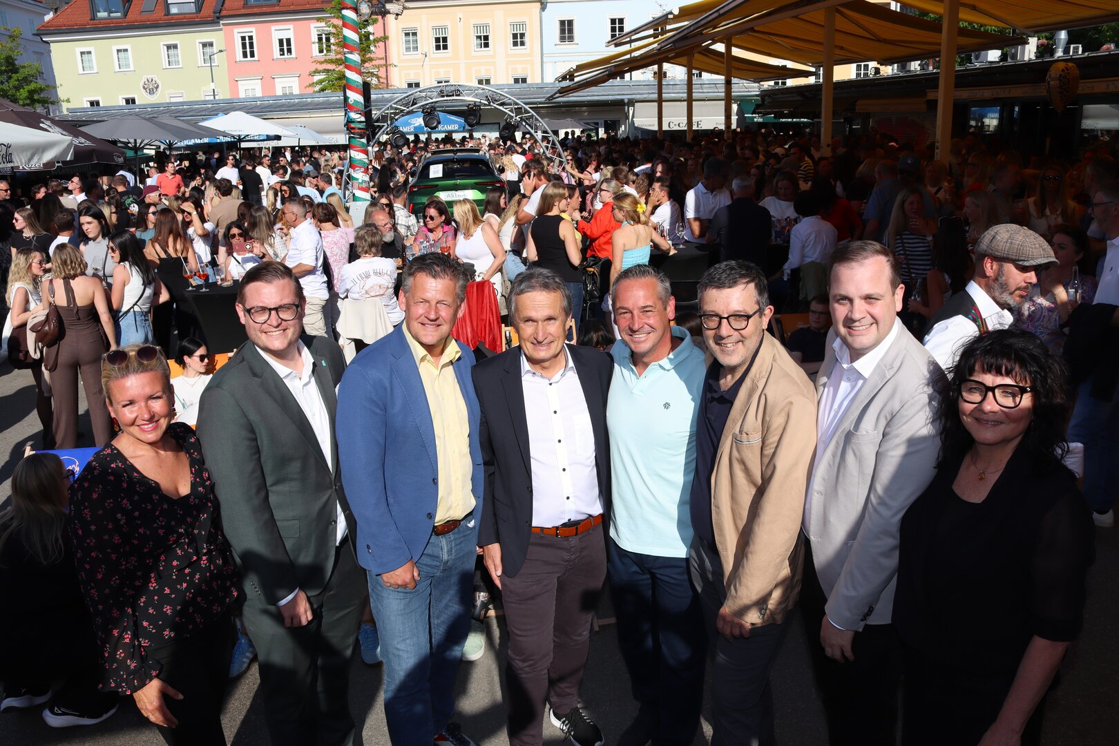 V.l.n.r. Stadträtin Sandra Wassermann, BA, Stadtrat Julian Geier, Marktreferent Bürgermeister Christian Scheider, Geschäftsführer des Sponsors Auto Eisner Gernold Opetnik, Gemeinderat Dieter Schmied, Gemeinderat Mag. Manfred Jantscher, Vizebürgermeister Patrick Jonke und Geschäftsführerin des Stadtmarketing Klagenfurt Mag. Inga Horny bei der Eröffnung des ersten After Work Markt am Benediktinerplatz. Foto: StadtKommunikation/Buchner
