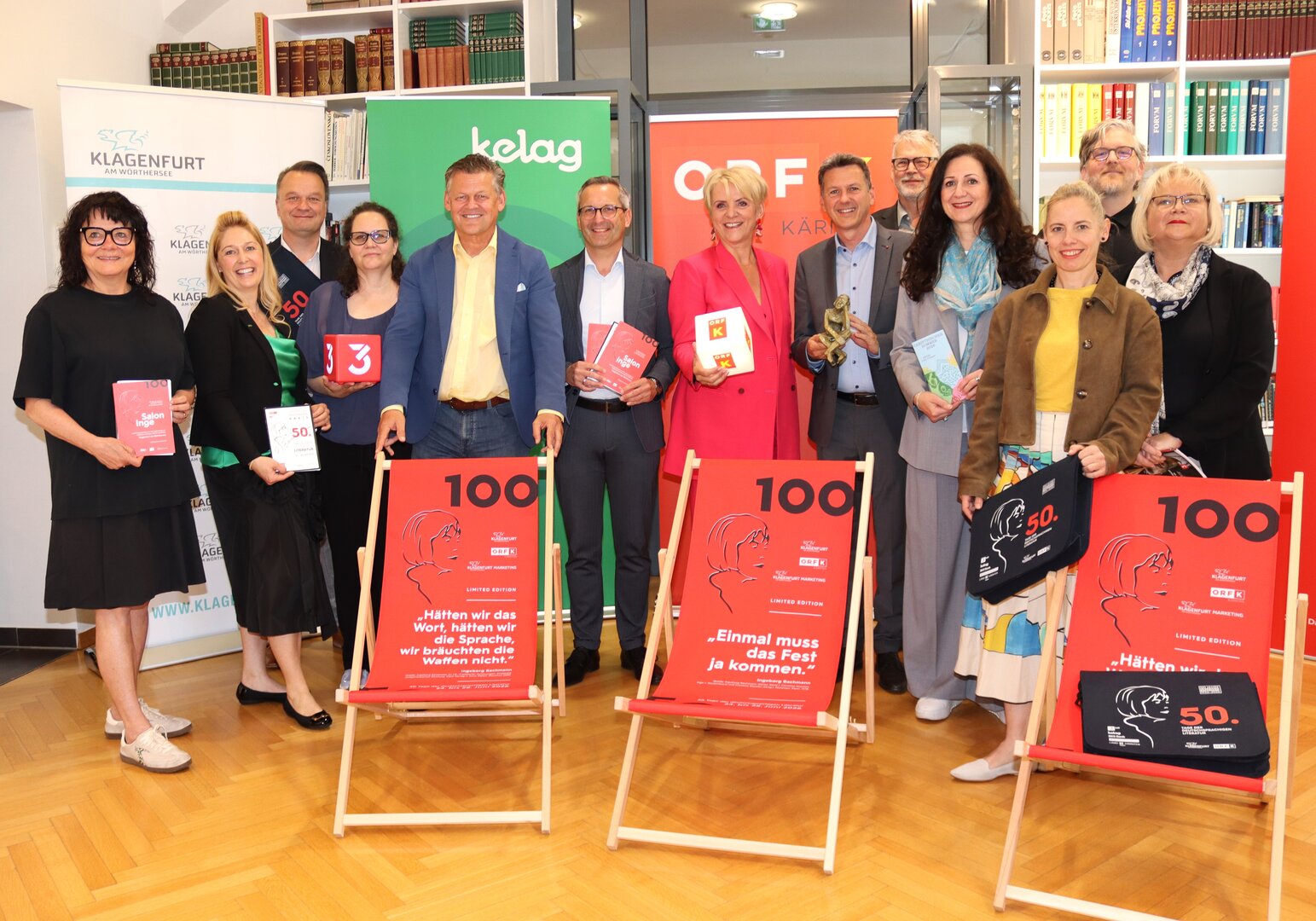 Die Vorfreude ist bei der Pressekonferenz zu den 50. Tagen der deutschsprachigen Literatur groß: ORF-Landesdirektorin Karin Bernhard, Bürgermeister Christian Scheider, Bachmannpreiskoordinator Horst Ebner, Landeshauptmann Daniel Fellner, Technischer Leiter des ORF Landesstudios Kärnten Klaus Wachschütz, Leiter des Musilmuseums Dr. Heimo Strempfl, Geschäftsführerin des Klagenfurt Marketing Mag. Inga Horny sowie die Sponsorenvertreterinnen der KELAG und BKS Bank sowie 3sat-Koordinatorin des ORF Ursula Schirlbauer sind in freudiger Erwartung des Literaturwettbewerbs. Foto: StadtKommunikation/Buchner