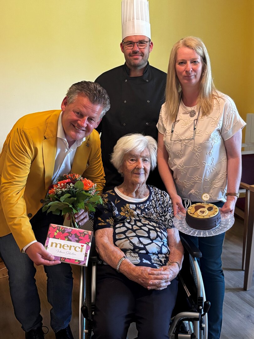 Bürgermeister Christian Scheider gratulierte Franziska Kabusch zu ihrem 102. Wiegenfest und feierte mit ihr diesen besonderen Tag. Foto: Büro Bürgermeister
