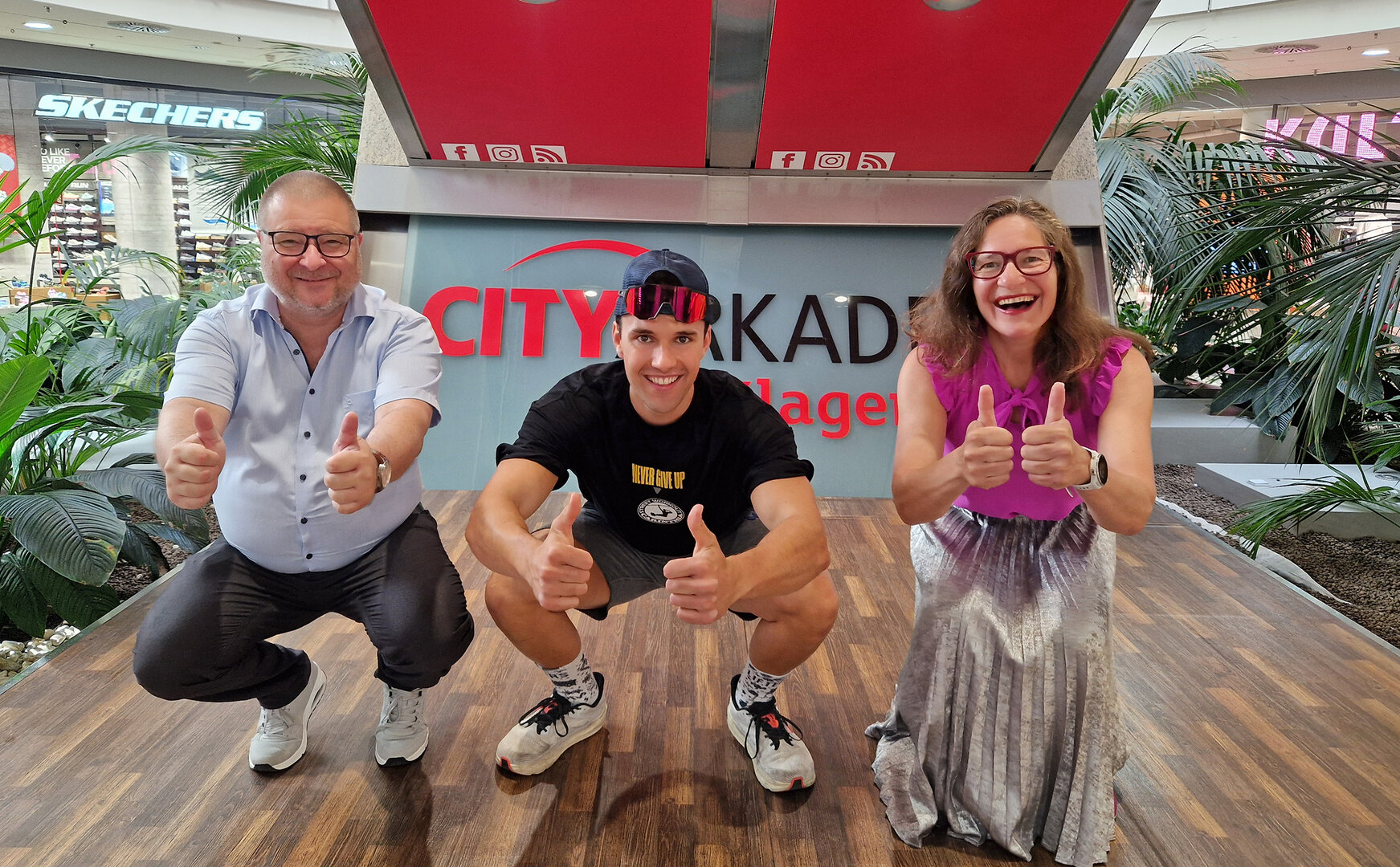 Daniel Krobath mit City-Arkaden-Manager Ernst Hofbauer und Stadträtin DI Constance Mochar bei der Kniebeugen-Challenge.   Foto: SK