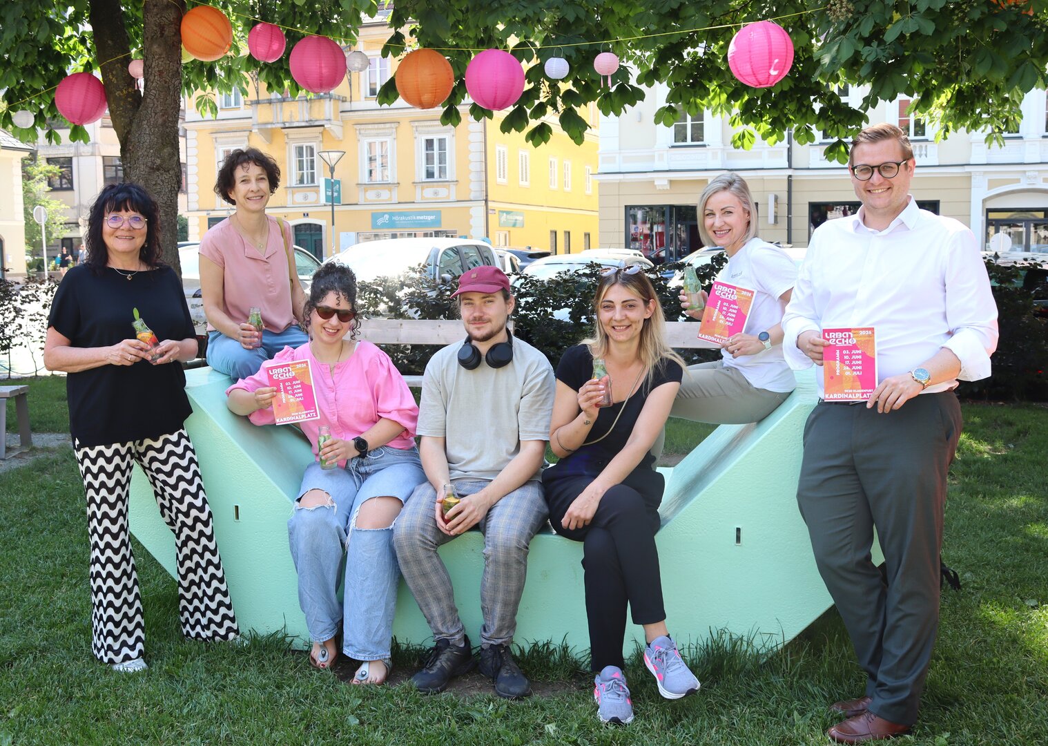 Mag. Inga Horny, Geschäftsführerin des Stadtmarketing Klagenfurt, und Julian Geier, Wirtschafts- und Tourismusreferent, mit den Organisatoren und Unterstützern des Open Air Musikfestivals „Urban Echo“. Foto: StadtKommunikation/Buchner