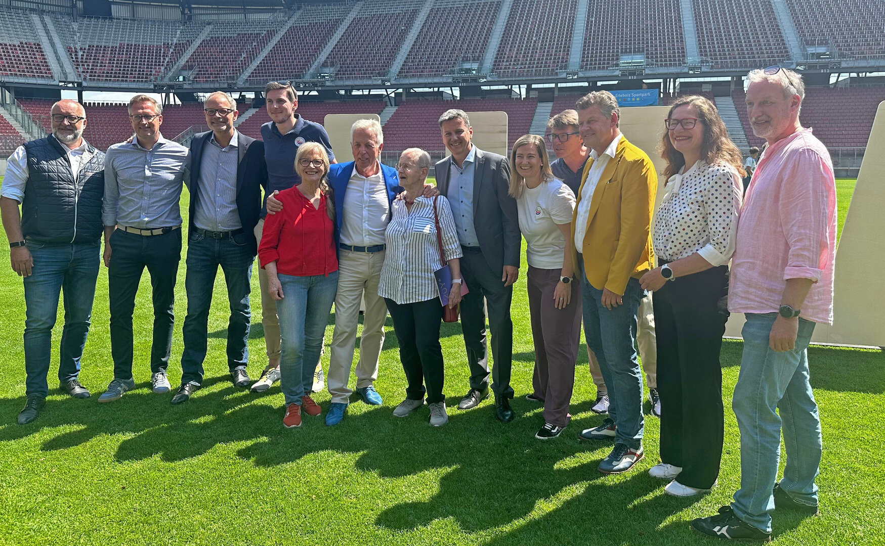 Bürgermeister Christian Scheider mit Stadträtin DI Constance Mochar sowie weiteren Verantwortlichen, Unterstützern und Organisatoren der United World Games.   Foto: SK