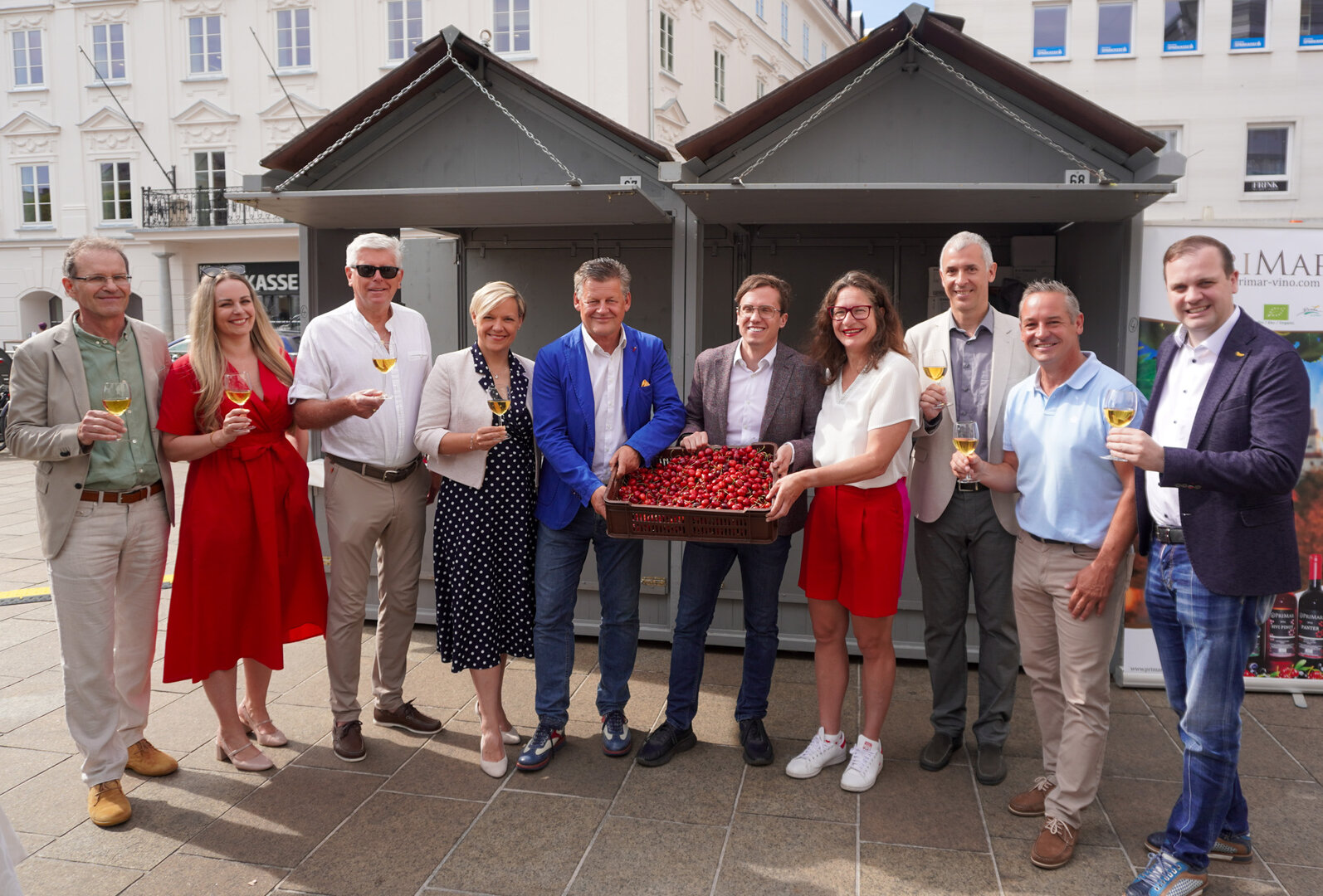 Das Kirschenfest am Neuen Platz erfreut sich großer Beliebtheit. Vertreter des Stadtsenates begrüßten die Gäste und verkosteten die süßen Früchte. Foto: StadtKommunikation/Zechner