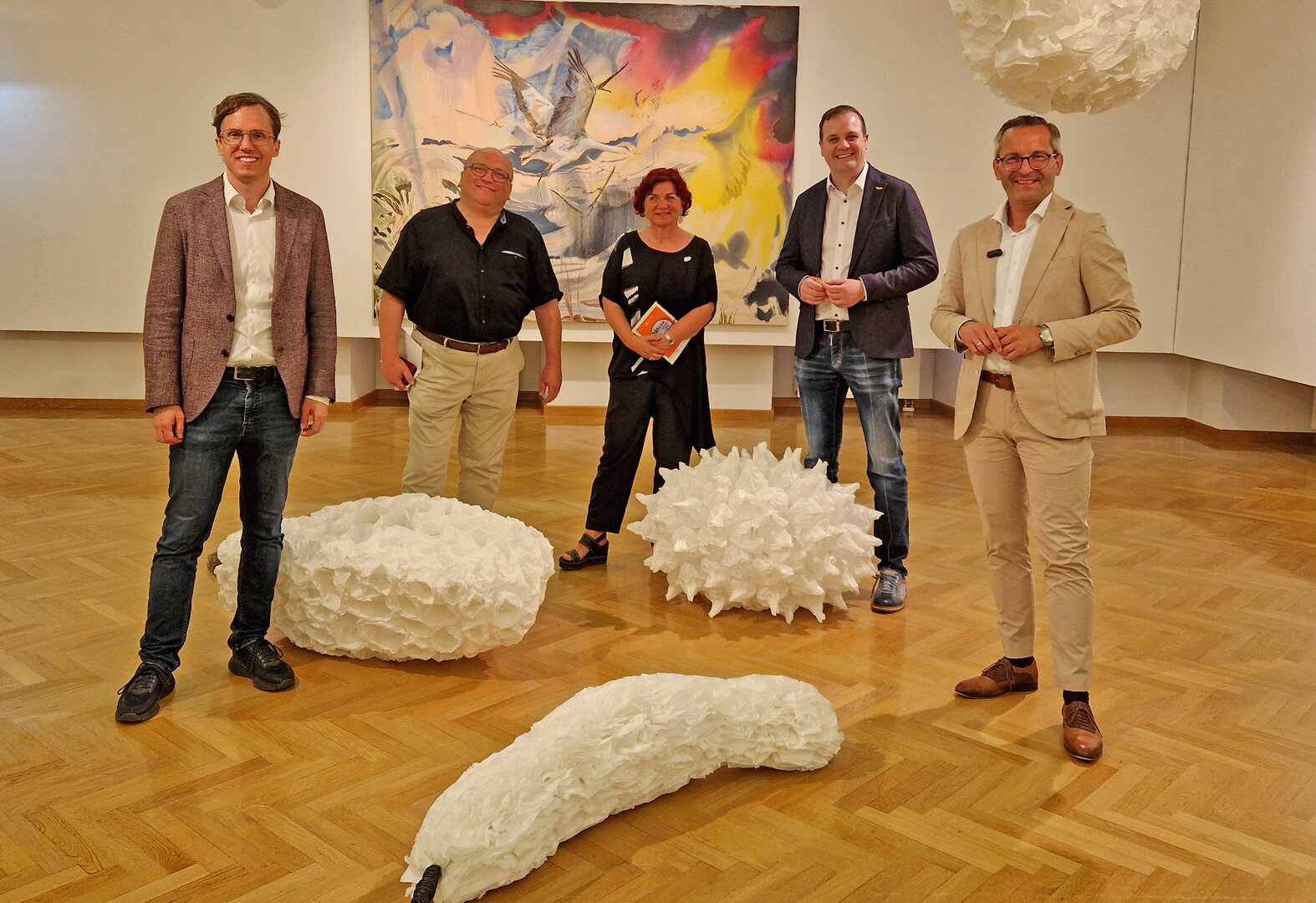 Konnten sich bereits von „All about nature“ überzeugen – v.l.: Vizebürgermeister Ronald Rabitsch, Mag. Alexander Gerdanovits (Leiter der Abt. Kultur), Kuratorin Ulli Sturm, Vizebürgermeister Patrick Jonke und Kulturreferent Stadtrat Mag. Franz Petritz in der Stadtgalerie.   Foto: SK