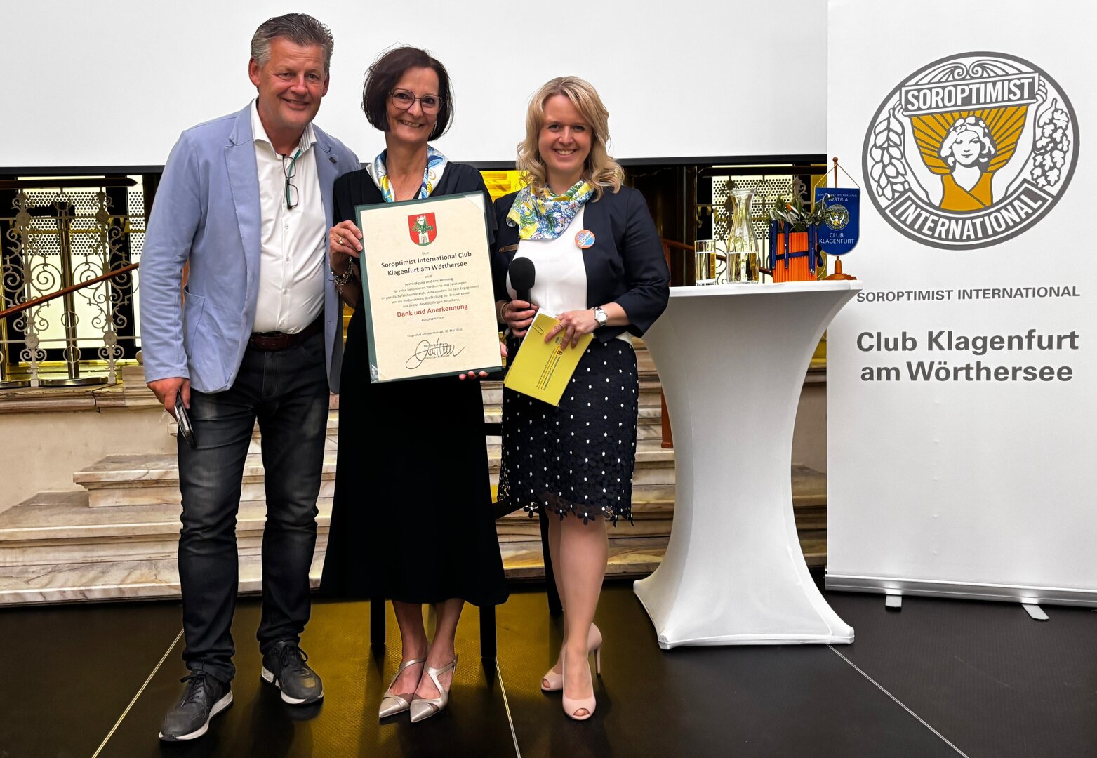 Bürgermeister Christian Scheider verlieh dem Soroptimist International Club Klagenfurt anlässlich des 60-Jahr-Jubiläums die Dank- und Anerkennungsurkunde der Landeshauptstadt. (v.l.n.r. Bürgermeister Christian Scheifer, DI Regina Waldner-Groß und MMag. Dr. Elisa Florina Ozegovic, LL.M.) Foto: Büro Bürgermeister