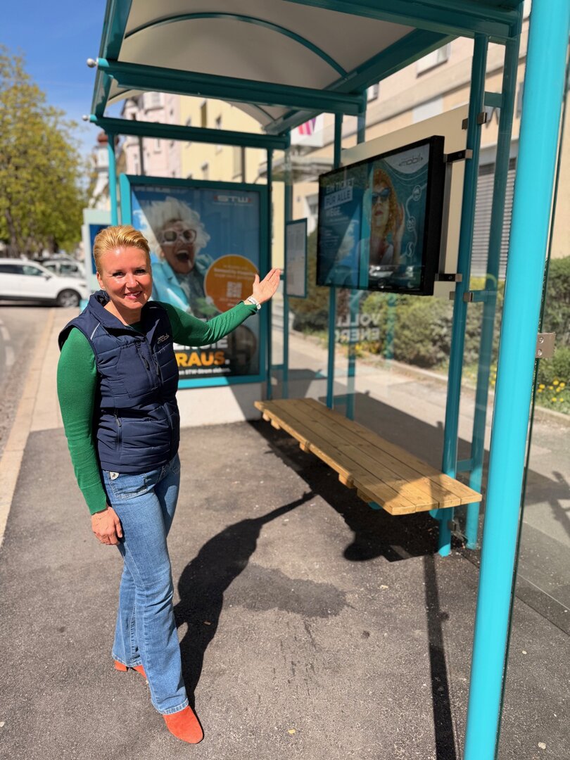 Stadträtin Sandra Wassermann, BA, bei der modernisierten Haltestelle vor der Wirtschaftskammer in Klagenfurt. Foto: Büro StR. Wassermann
