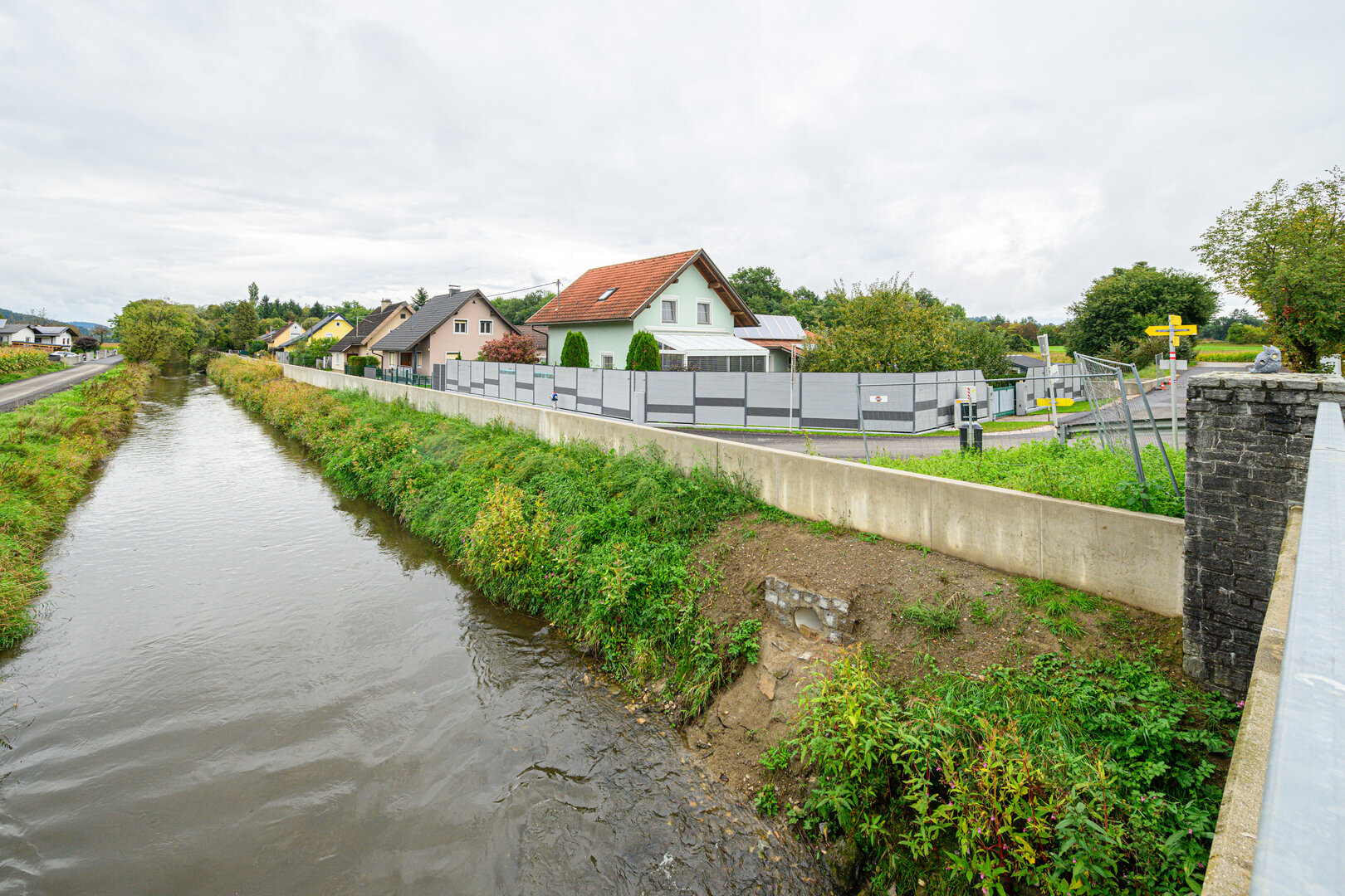 Im Oktober 2025 ist der Hochwasserschutz in Poppichl fertiggestellt worden und schützt damit 35 Objekte (Wohn- und Wirtschaftsgebäude). Foto: SK/Hude