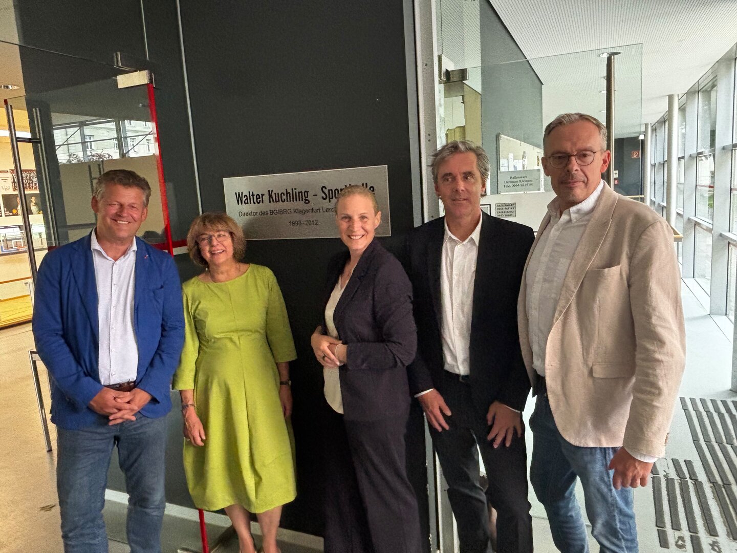 Bürgermeister Christian Scheider, Familienangehörige des ehemaligen Direktors und Initiatoren der Umbenennung der Sporthalle des BG/BRG Lerchenfeld in „Walter Kuchling-Sporthalle“. Foto: Büro Bürgermeister