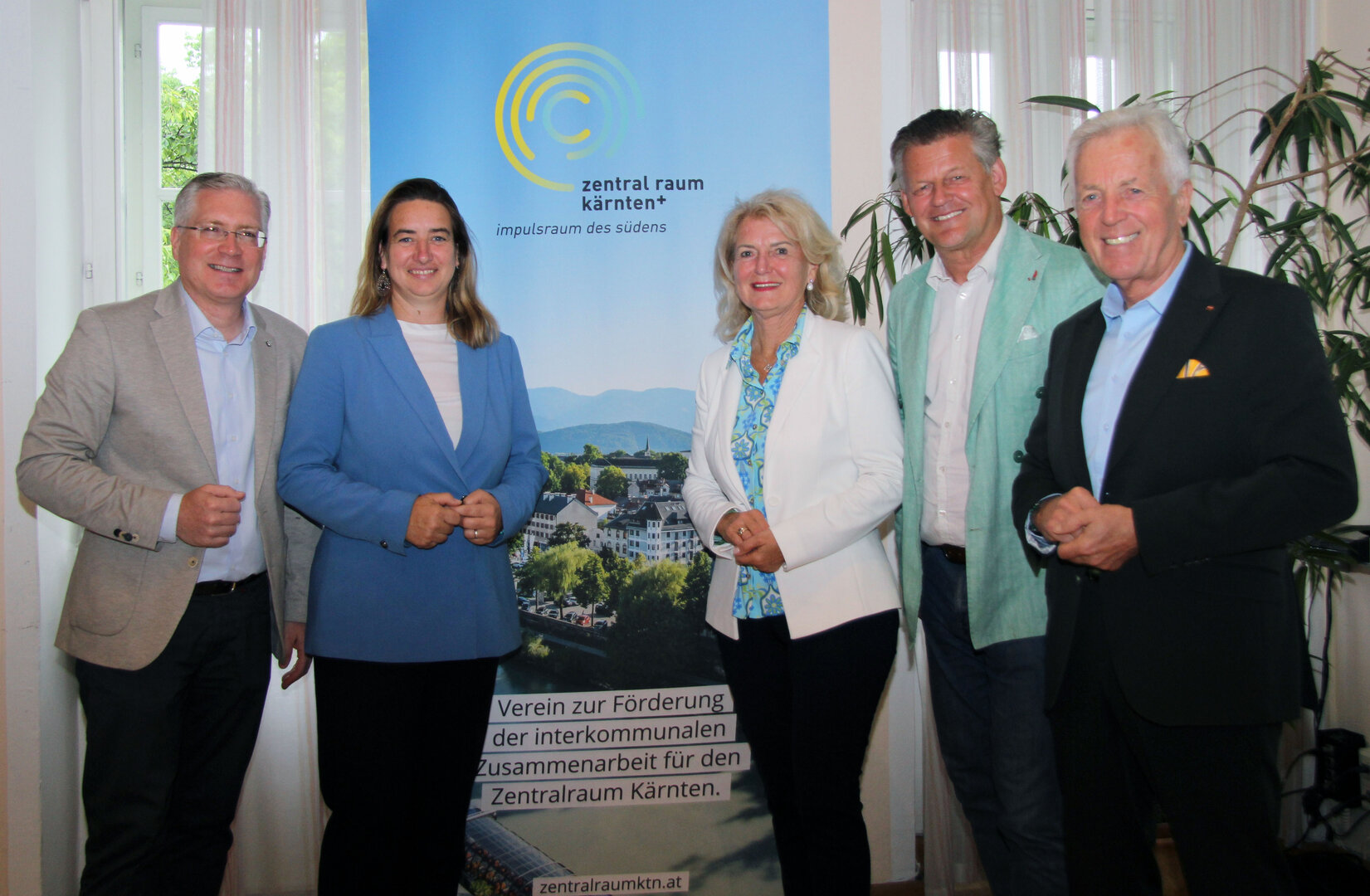 Die Bürgermeister Martin Kulmer, Mag. Silvia Häusl-Benz, Dr. Margit Heissenberger, Christian Scheider und LAbg. Herbert Gaggl (v.l.n.r.) gehören zu den Mitgliedern des neu gewählten Vorstandes des Zentralraums Kärnten+.