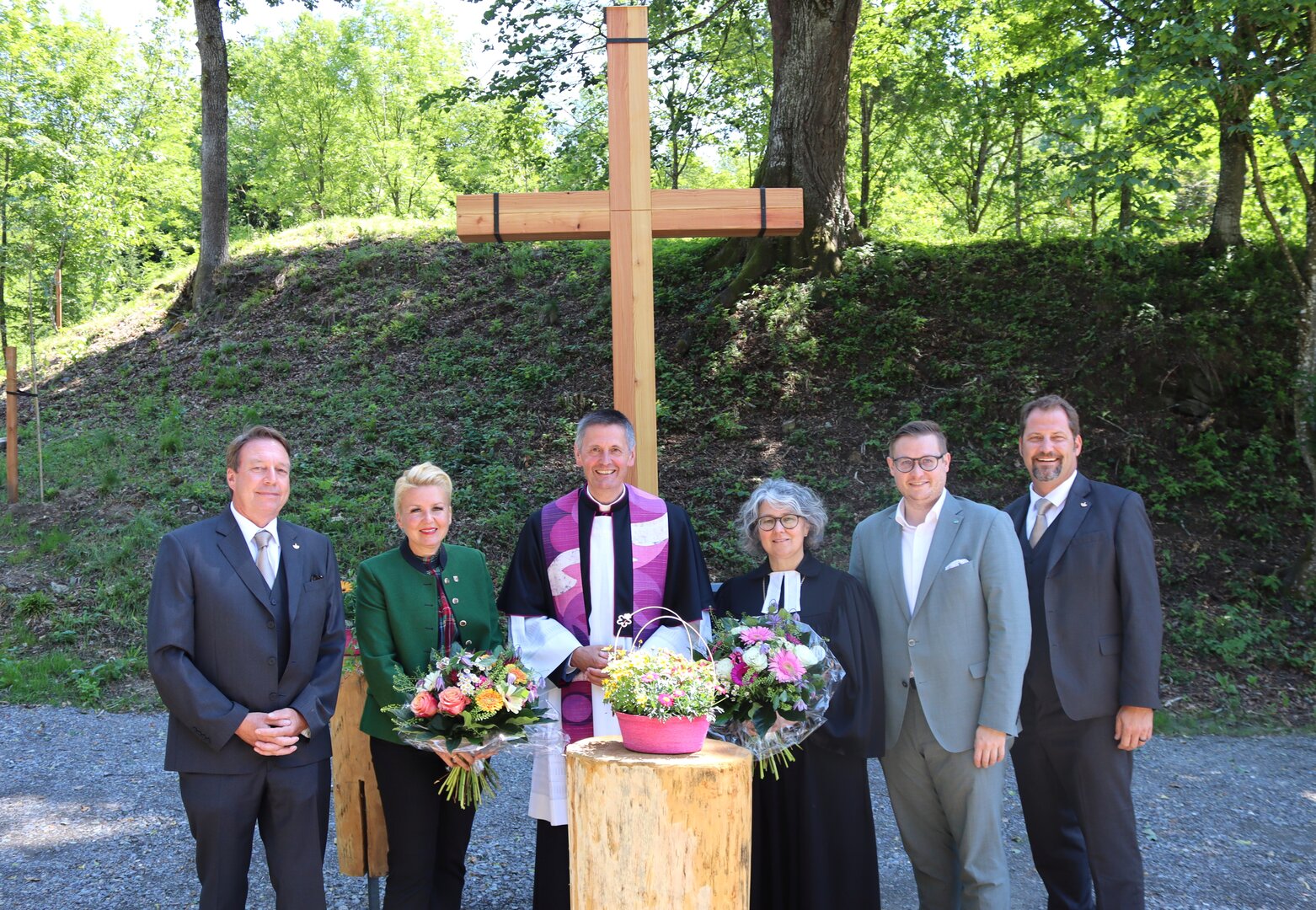 V.l.n.r. Ingo Sternig (Organisationsmanagement Bestattung Kärnten), Friedhofsreferentin Stadträtin Sandra Wassermann, BA, Domdekan Dr. Peter Allmaier, evangelische Superintendentin Mag Andrea Mattioli, Stadtgartenreferent Stadtrat Julian Geier und Mag. Walter Egger (Geschäftsführer Bestattung Kärnten) bei der Eröffnungszeremonie des Friedensforsts Wölfnitz - St. Andrä. Foto: StadtKommunikation/Buchner