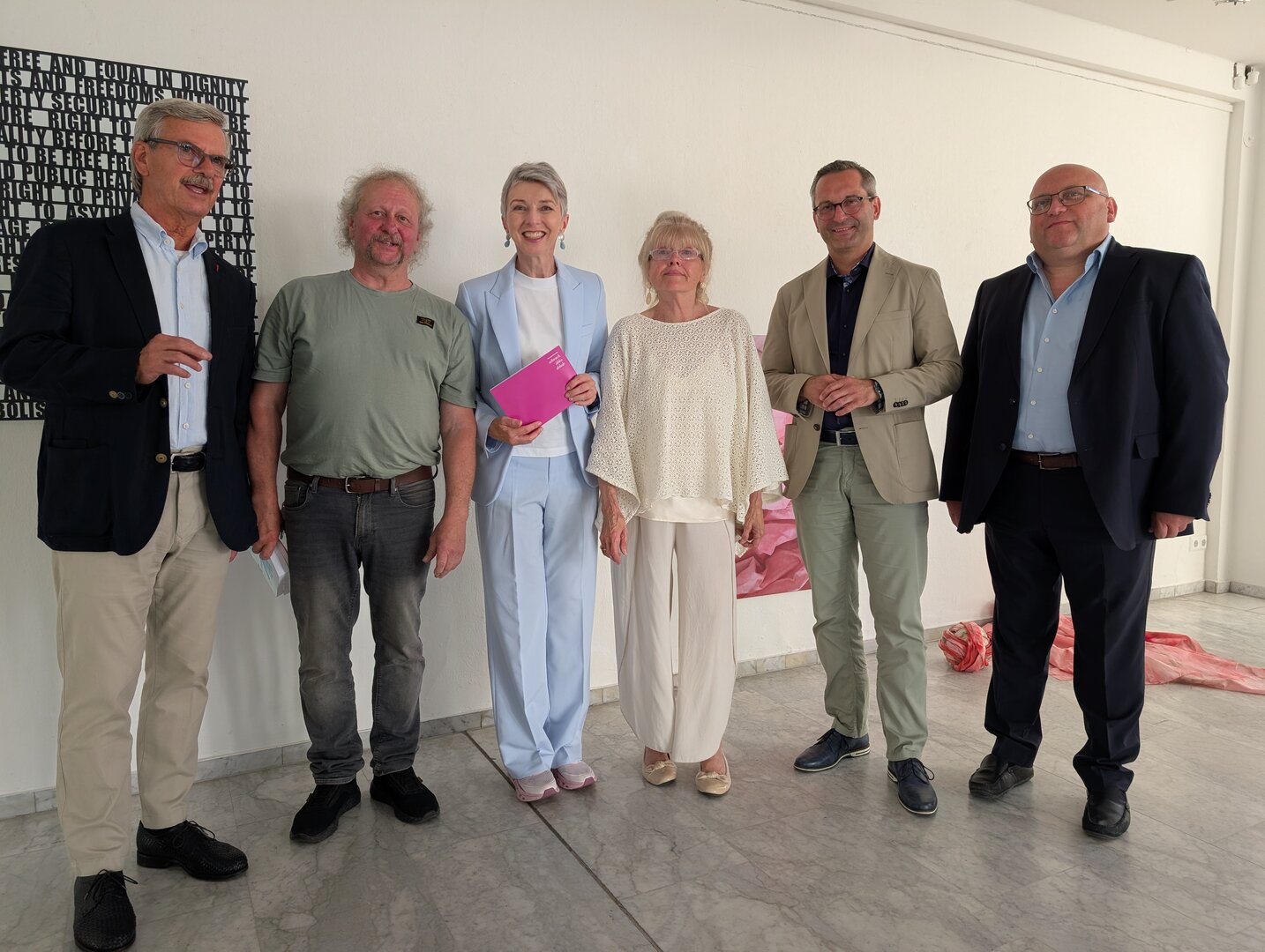 v.l. Peter Türk (Präsident BV Kärnten), Andreas Klimbacher (Vizepräsident Kunstverein Kärnten), LHStv. Dr. Gaby Schaunig, Margaretha Maria Bauer (Vizepräsidentin BV Kärnten) sowie Stadtrat Mag. Franz Petritz und Mag. Alexander Gerdanovits (Leiter der Abteilung Kultur) bei der gestrigen Vernissage in der BV-Galerie. Fotos: Büro StR. Petritz 
