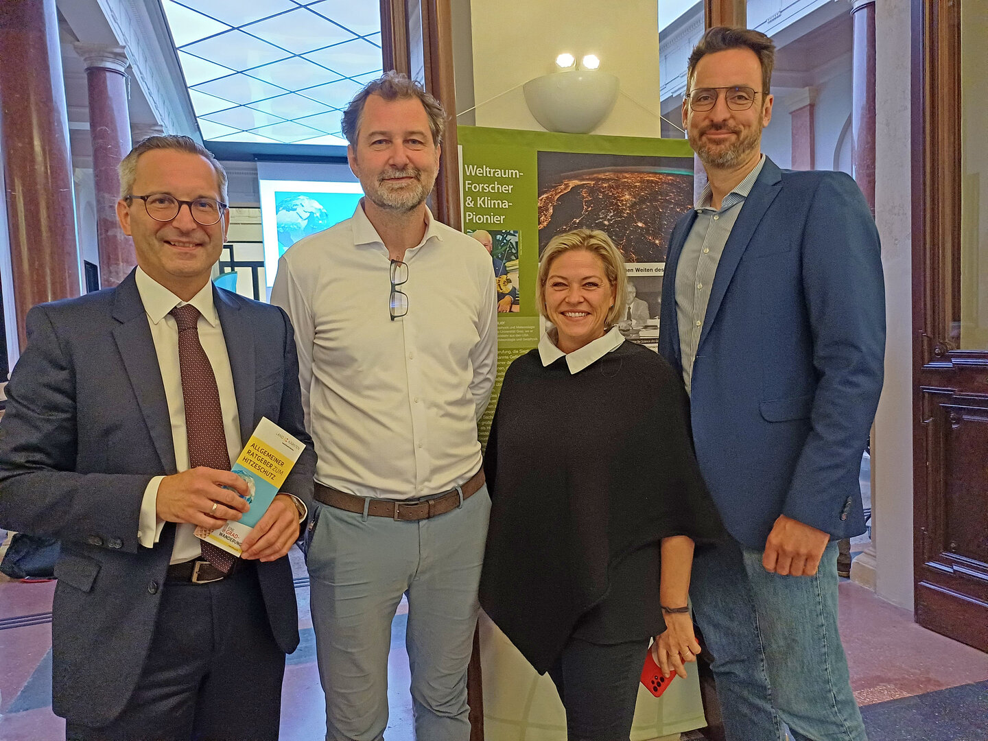 v.l. Stadtrat Mag. Franz Petritz, Johannes Rampler (Klimabündnis Kärnten), Mag. Ulrike Micheler-Eisner (Obfrau der Personalvertretung Land Kärnten) und DI Klaus Friede (Leiter der Abteilung Gesundheit Land Kärnten) beim Hitzeschutztag im Landesmuseum.  Fotos: Büro StR. Petritz 