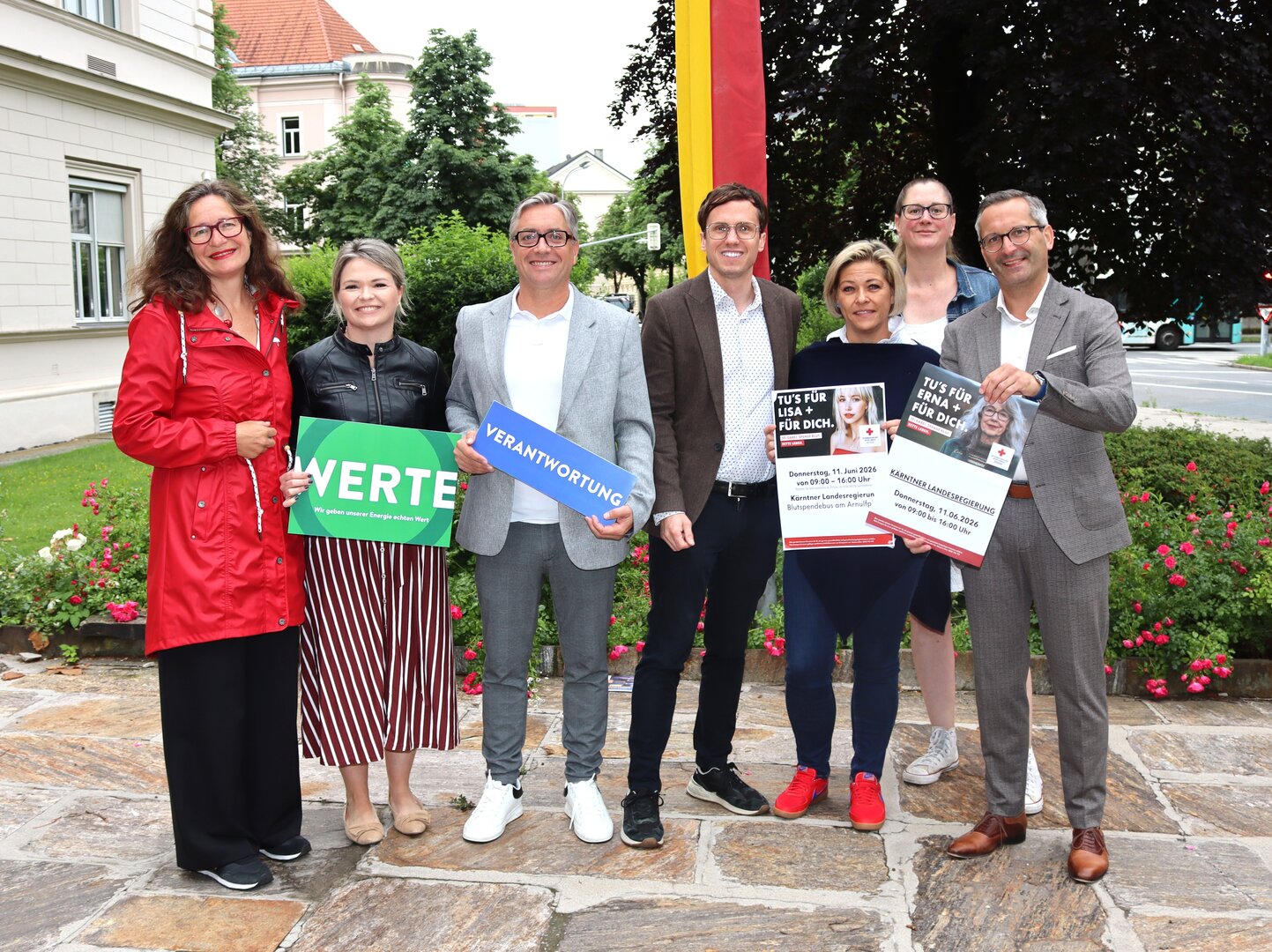 V.l.n.r. DI Stadträtin Constance Mochar, Mag. Tina Petritz-Strobl (Aufsichtsrätin KELAG), DI Andreas Griesser, Bakk. (Aufsichtsrat KELAG), Vizebürgermeister Ronald Rabitsch, Ulrike Micheler-Eisner (Obfrau der Personalvertretung des Landes Kärnten), Alexandra Scherer (Personalvertretung Magistrat der LH Klagenfurt) und Gesundheitsreferent Stadtrat Mag. Franz Petritz rufen gemeinsam zur Blutspendeaktion am Arnulfplatz auf. Foto: StadtKommunikation/Buchner