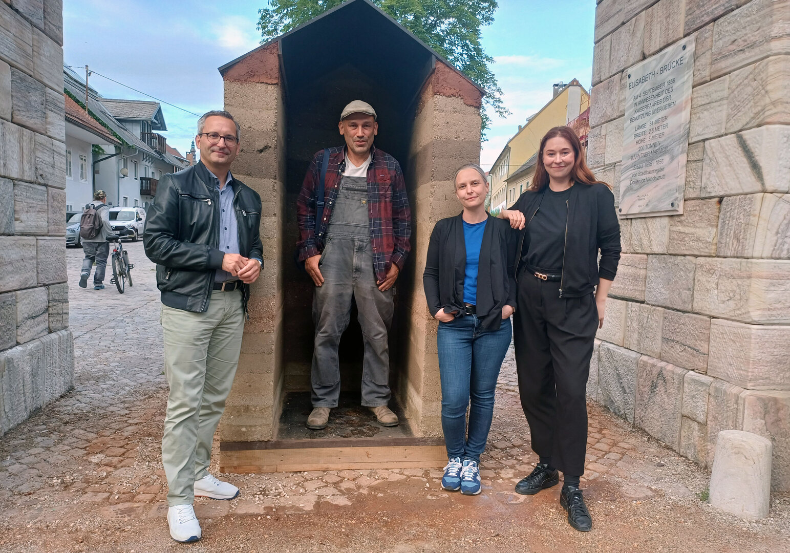 Stadtrat Mag. Franz Petritz bei der gestrigen Eröffnung der Kunstinstallation im Lendhafen.