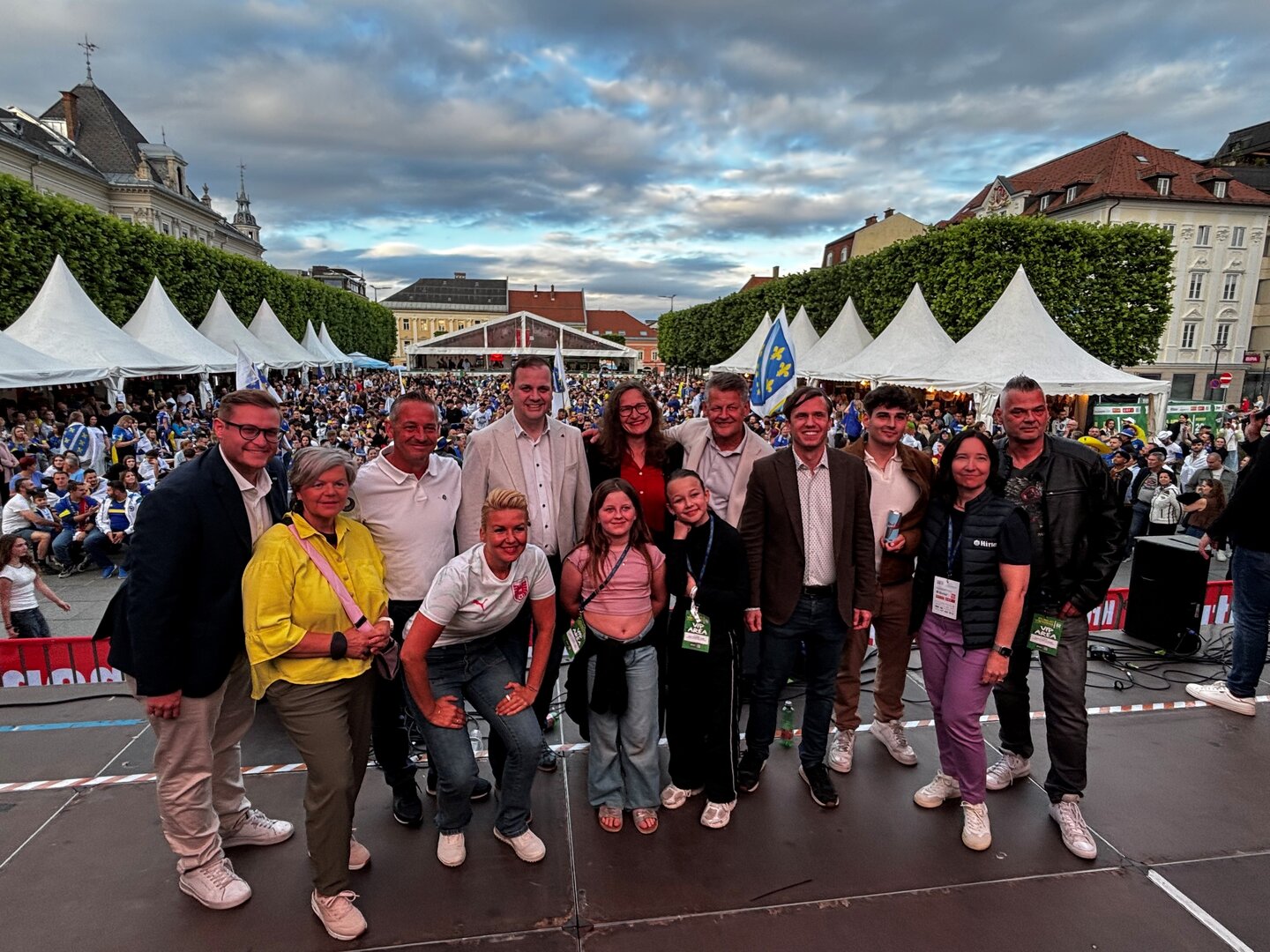 Vertreter der Klagenfurter Stadtpolitik und Veranstalter Manfred Dobesch eröffneten offiziell das Public Viewing am Neuen Platz.