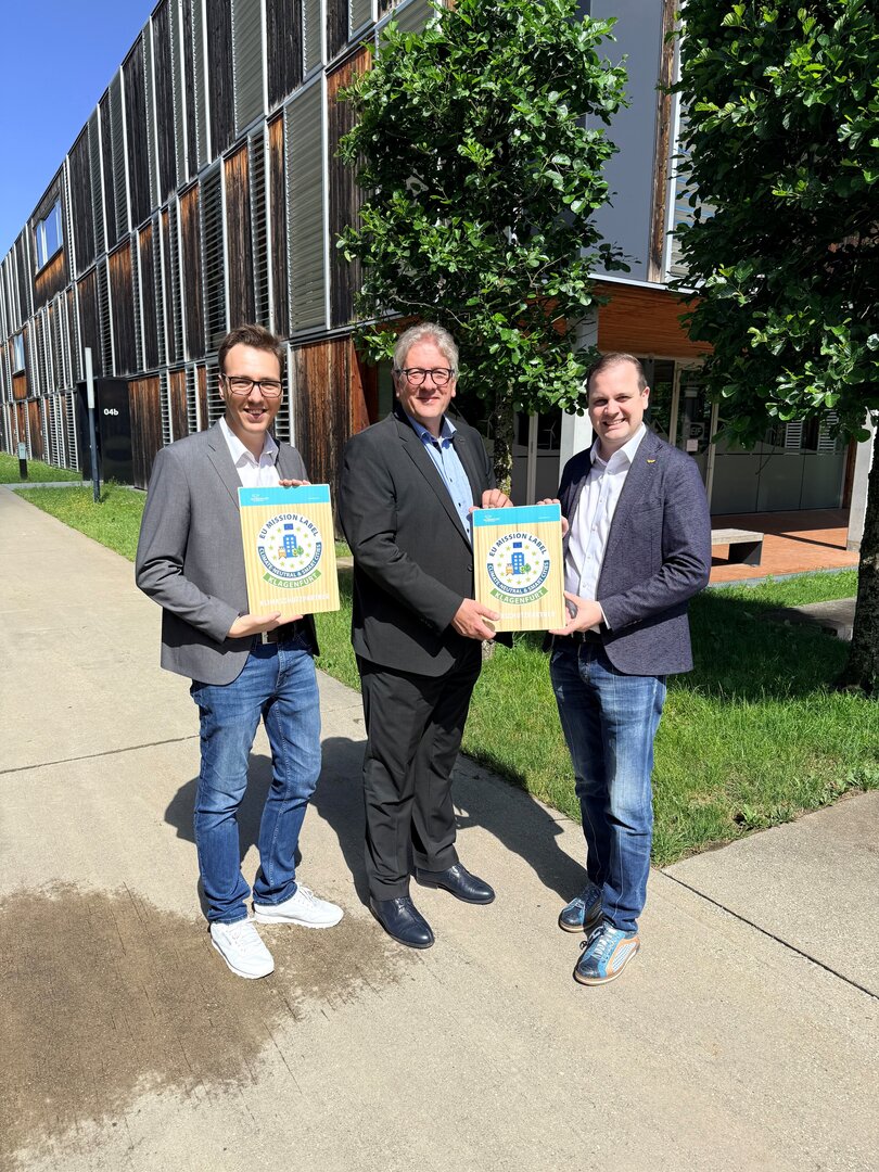 V.r.n.l.: Klima- und Umweltschutzreferent Vizebürgermeister Patrick Jonke nach der offiziellen Unterzeichnung des Klimaschutzvertrags mit Bernhard Lamprecht, CEO Lakeside Science & Technology Park GmbH, und Patrick Weiß, MSc (Abteilung Klima- und Umweltschutz). Foto: Büro Jonke