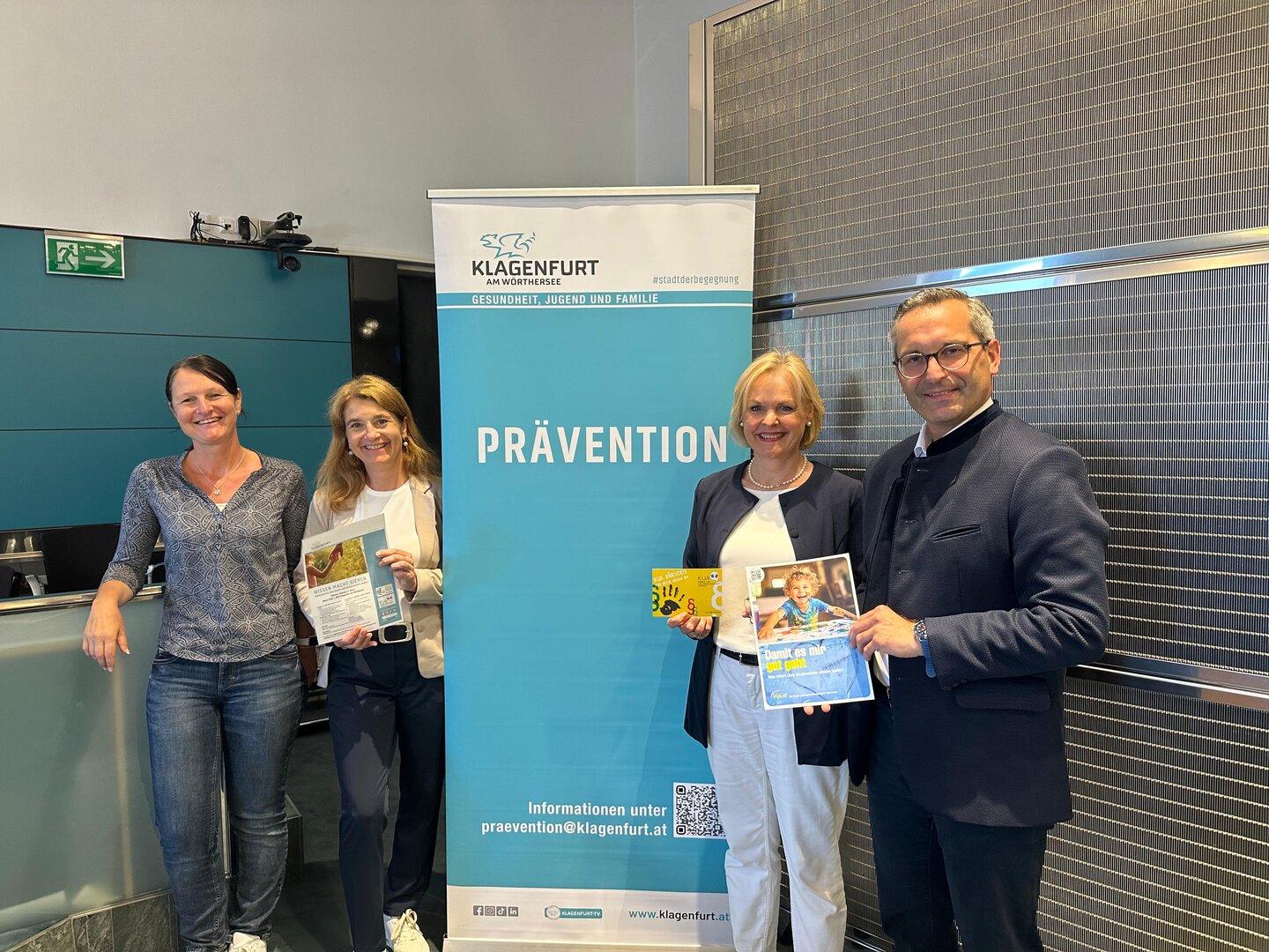 Mag. Christina Hasslinger und Dr. Jutta Hafner-Sorger von der Präventionsstelle mit Mag. Astrid Liebhauser und Stadtrat Mag. Franz Petritz beim Workshop „Wissen.Macht.Sicher“.