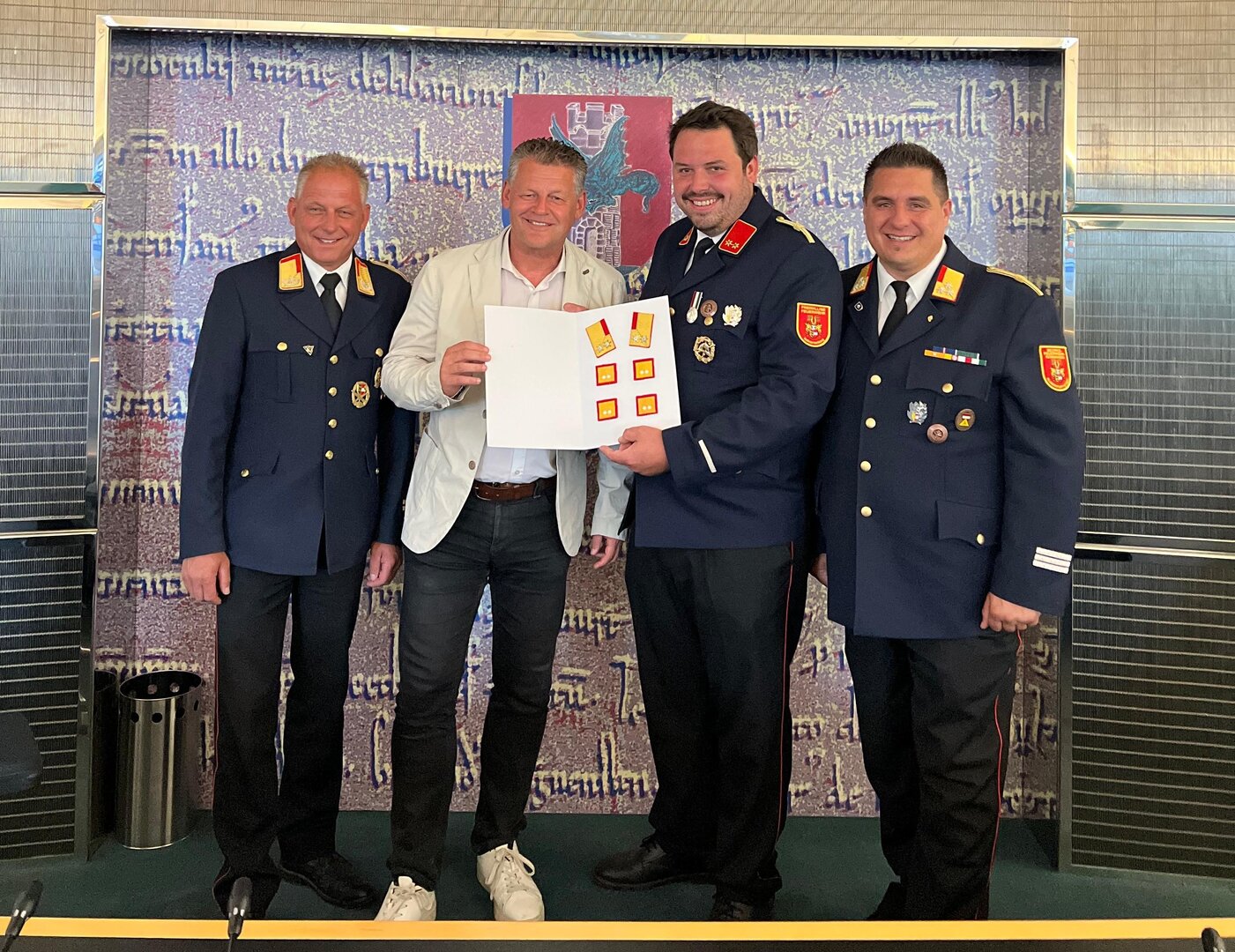 Feuerwehrreferent Bürgermeister Christian Scheider, Landesfeuerwehrkommandant-Stellvertreter LBDS Friedrich Monai und Bezirksfeuerwehrkommandant OBR Franz Socher gratulierten Brandrat Daniel Kohla, Kommandant der FF Kalvarienberg, zur neuen Funktion als stellvertretender Bezirksfeuerwehrkommandant. Foto: KK