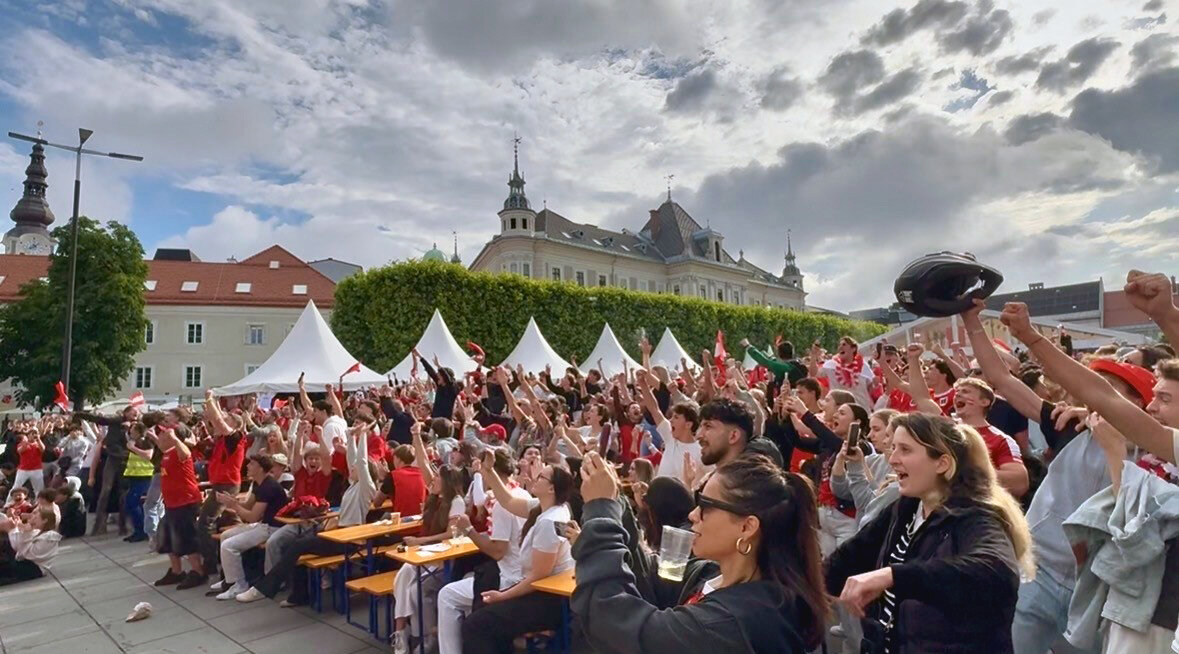 Ausgelassene Stimmung herrschte auf dem Neuen Platz nach Österreichs Sieg bei der WM gegen Jordanien.
