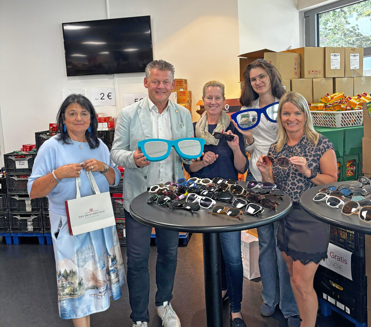 SOMA-Obfrau Cornelia Hübner mit Bürgermeister Christian Scheider, Mag. Theres Leber (Geschäftsführerin SOMA), Meisterstück-Mitarbeiterin Leonie und  Annemarie Gruber (Fundamt) bei der heurigen Brillenaktion. Foto: Büro Bgm. 