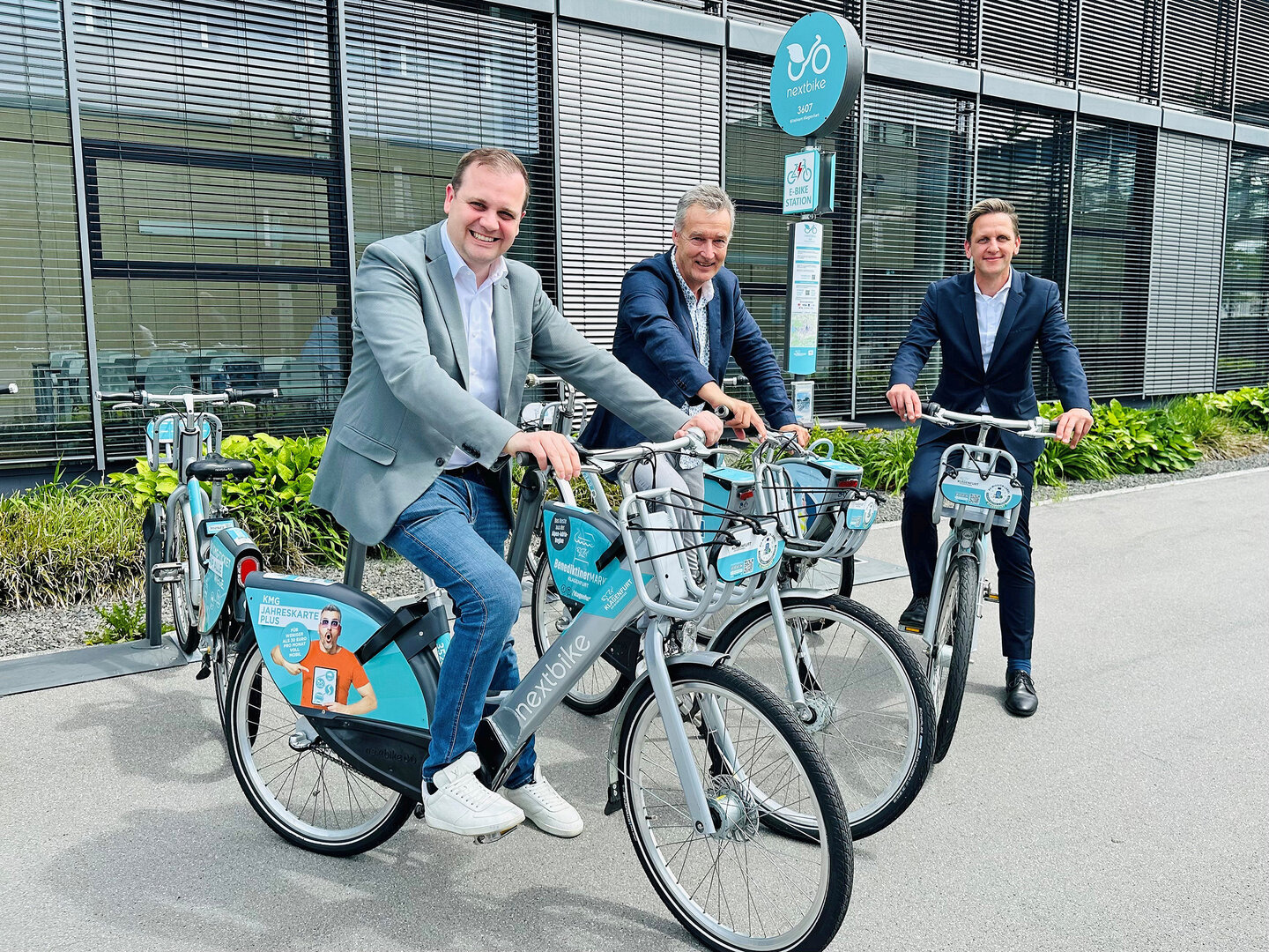 Vizebürgermeister Patrick Jonke mit Dr. Wolfgang Hafner (Leiter der Abteilung Klima und Umweltschutz) und DI (FH) Albert Kutej (Leiter des technischen Betriebsmanagements der KABEG) bei der neuen nextbike-Station direkt beim Haupteingang des Klinikums.  Foto: SK