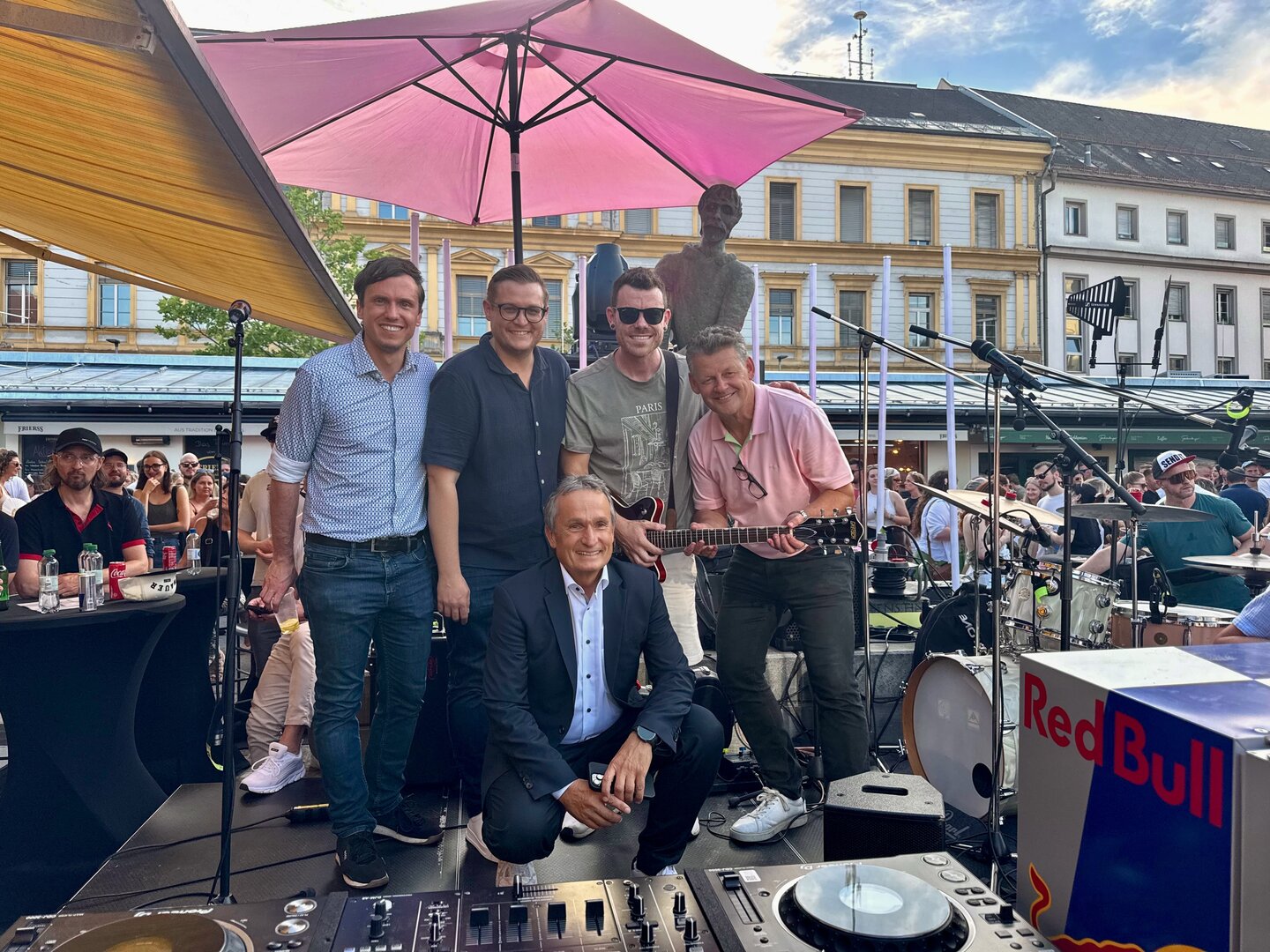 Bürgermeister Christian Scheider, Vizebürgermeister Ronald Rabitsch, Stadtrat Julian Geier, Geschäftsführer des Sponsors Auto Eisner Gernold Opetnik und Frontman der Band Matakustix Matthias Ortner feierten den zweiten After Work Markt 2026 am Benediktinerplatz. Foto: StadtKommunikation/Zechner