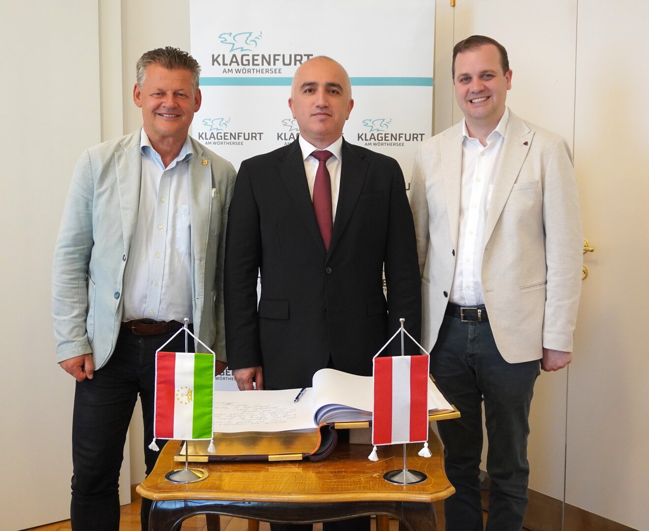 S.E. Manucher Jobir trug sich im Beisein von Bürgermeister Christian Scheider und Städtepartnerschaftsreferent Vizebürgermeister Patrick Jonke ins Goldene Buch der Landeshauptstadt ein. Foto: StadtKommunikation/Zechner