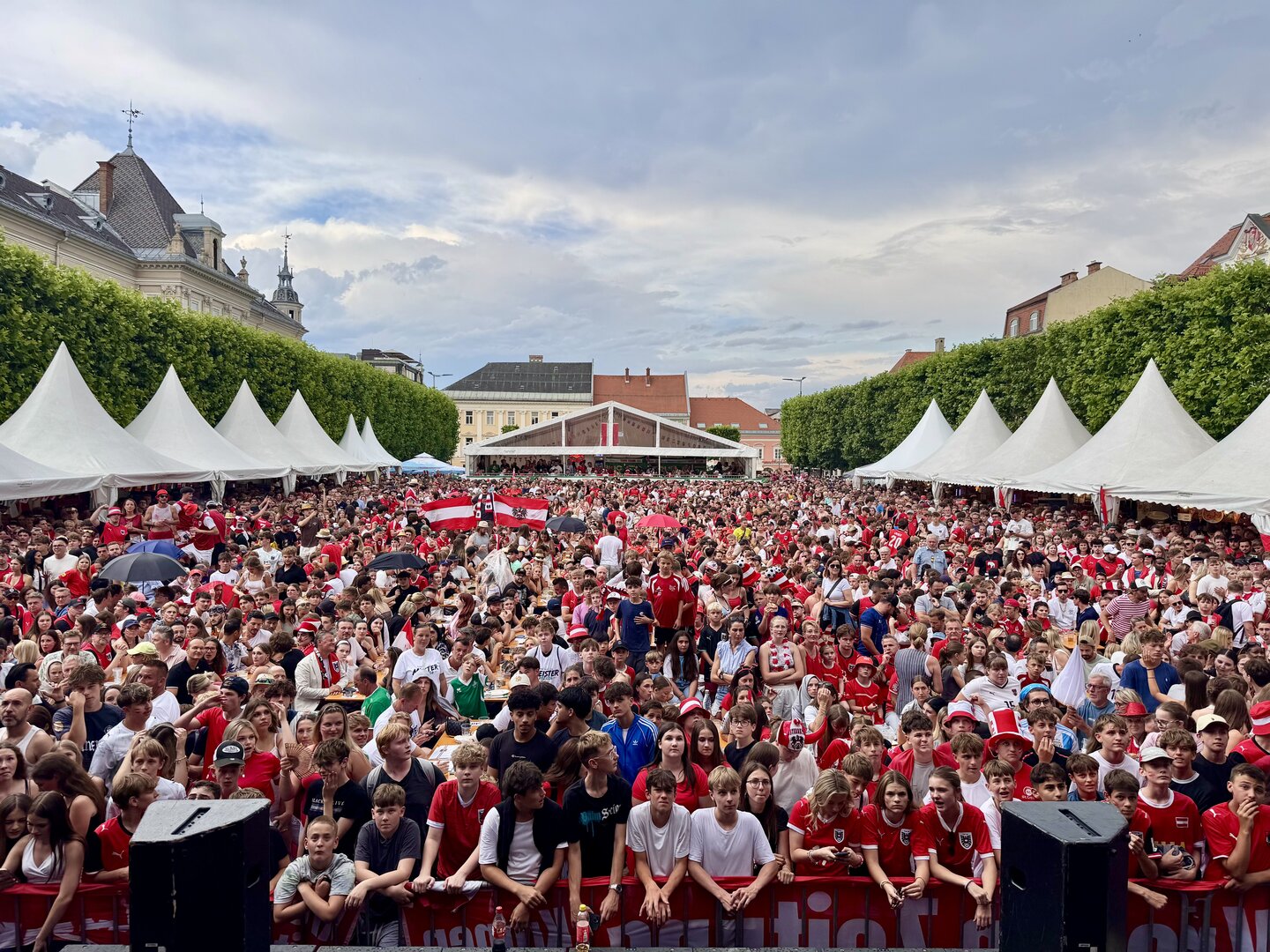 Hunderte Fans brachten den Neuen Platz beim Public Viewing zum Beben. Foto: StadtKommunikation/Buchner
