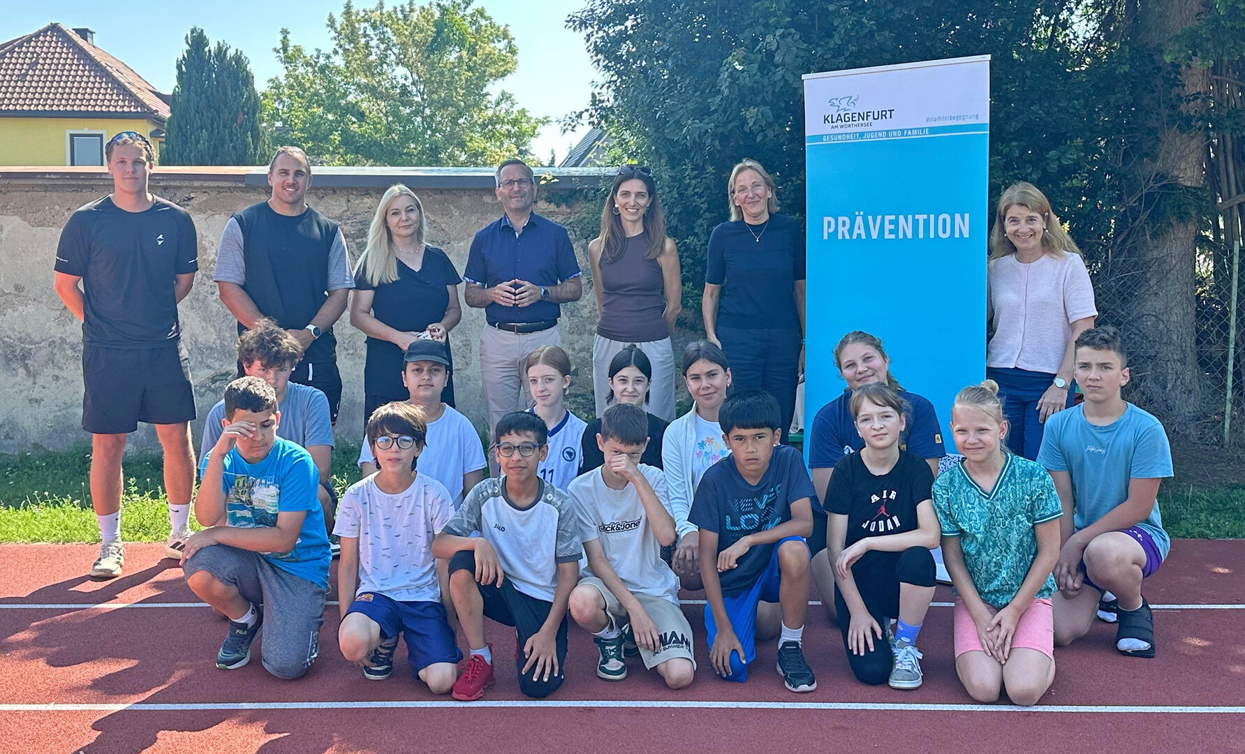 Gesundheitsreferent Stadtrat Mag. Franz Petritz besuchte heute mit Dr. Birgit Trattler (Leiterin der Abt. Gesundheit, Jugend und Familie), Schulärztin Dr. Eva Durchschlag und Dr. Jutta Hafner-Sorger (Präventionsstelle) die MS 12 in St. Ruprecht. Foto: Büro StR. Petritz