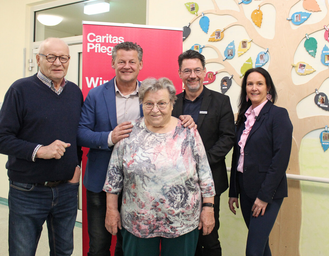 Bewohnersprecher Hubert „Bibi“ Menschick mit Bürgermeister Christian Scheider, einer Bewohnerin sowie Caritas-Direktor Mag. Ernst Sandriesser und Ina Dzino, Leiterin des Hauses Magdalena, beim einjährigen Jubiläum vom „Haus Magdalena“. Foto: StadtKommunikation/Glinik