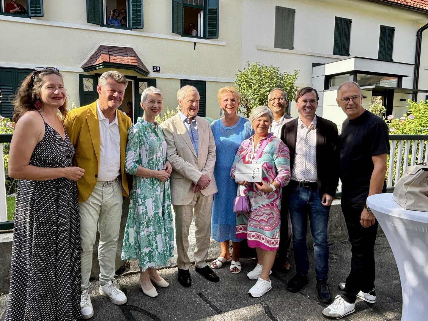 V.l.n.r.: Stadträtin DI Constance Mochar, Bürgermeister Christian Scheider, LH-Stellvertreterin Dr. Gaby Schaunig, Heinz Bachmann, Karin Bernhard (ORF-Landesdirektorin), Landtagsabgeordnete Ruth Feistritzer, Kulturstadtrat Mag. Franz Petritz, Vizebürgermeister Ronald Rabitsch und Dr. Wolfgang Muchitsch, Geschäftsführer des kaernten.museum, feierten beim Hensel-Straßen-Fest 2026 den 100. Geburtstag von Ingeborg Bachmann. Foto: Büro Bürgermeister