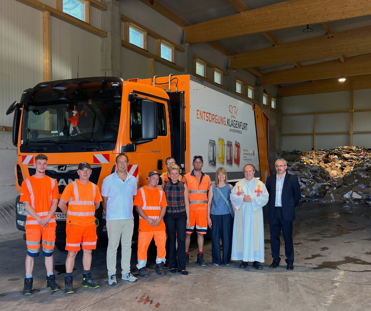 Entsorgungsreferentin Stadträtin Sandra Wassermann, BA, Pfarrer Gerhard Simonitti und Vertreter der Papyrus-Gruppe eröffneten die neue Papierhalle in Hörtendorf.