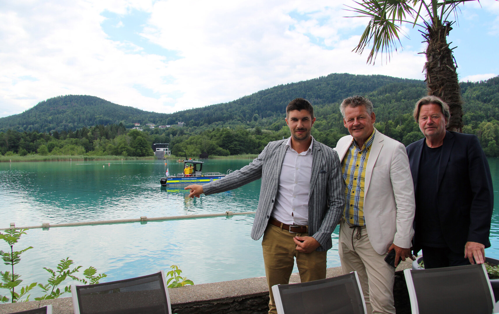 35 Mio. Euro für Aufwertung der Seekanalisation Projektleiter Daniel Seebacher (CCE Ziviltechniker), Bürgermeister Christian Scheider und Ingolf Herold (Geschäftsführer WWO) zeigten, wie die Seedruckleitung vom Seegrund zur Erneuerung an die Wasseroberfläche gehoben werden können.