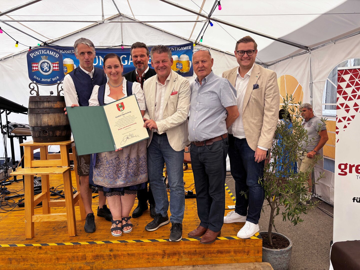 Zum Jubiläumsfest überreichte Bürgermeister Christian Scheider gemeinsam mit Stadtrat Julian Geier und Gemeinderat Wolfgang Germ dem Team des Gasthofes Ogertschnig die Dank- und Anerkennungsurkunde.