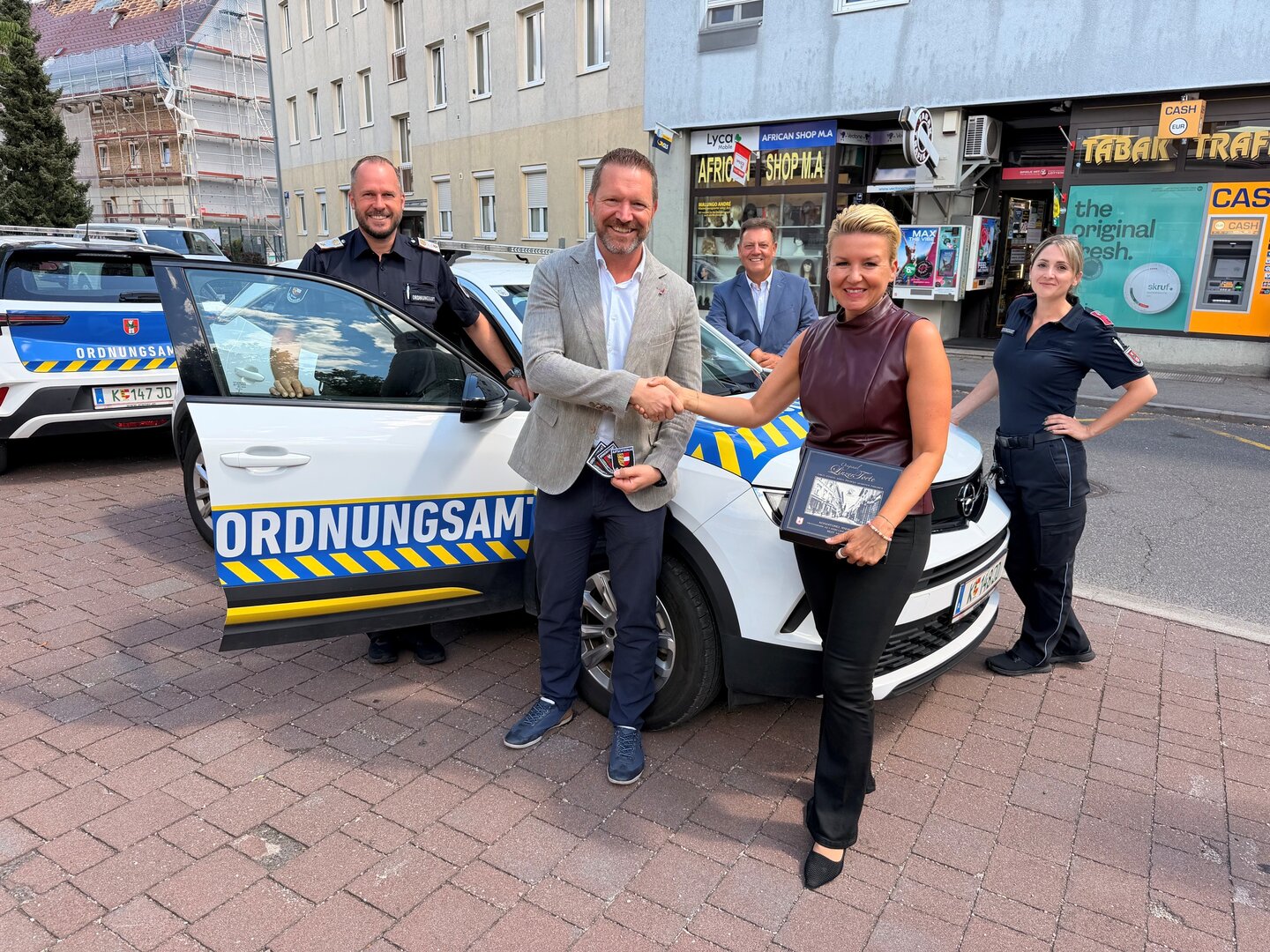 V.l.n.r. Christian Herzog (Mitarbeiter Ordnungsamt Klagenfurt), Mario Gubesch, BA, MBA (Geschäftsführer Ordnungsdienst Linz), Stadträtin Sandra Wassermann, BA, Mag. Wilfried Kammerer (Abteilungsleiter Ordnungsamt) und Tanja Perne (Mitarbeiterin Ordnungsamt Klagenfurt). Foto: Büro Stadträtin Wassermann