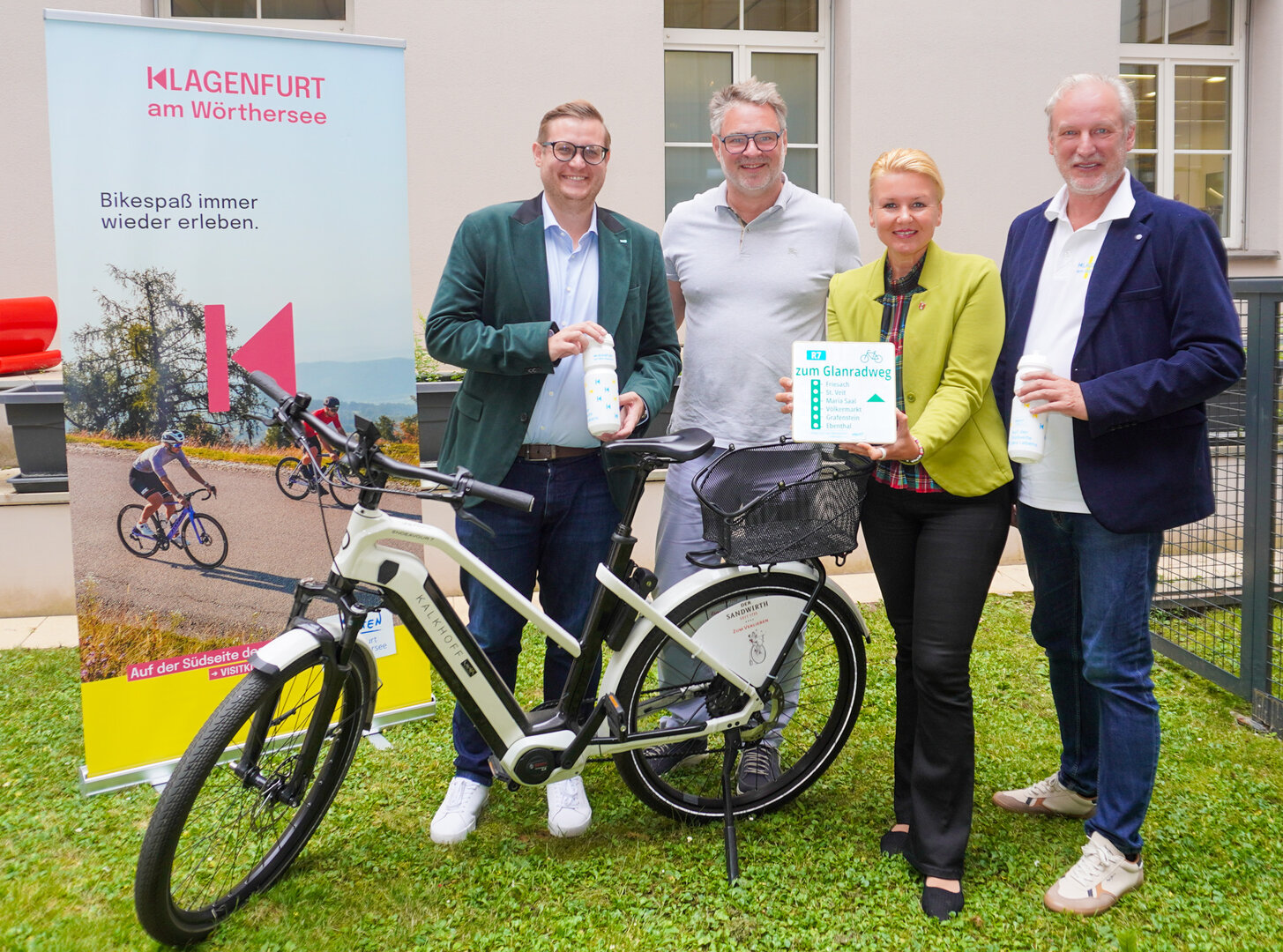 V.l.n.r. Tourismus- und Wirtschaftsstadtrat Julian Geier, Adi Kulterer (Vorsitzender der Tourismusregion Klagenfurt am Wörthersee), Straßenbau- und Verkehrsstadträtin Sandra Wassermann, BA, Mag. Helmuth Micheler (Geschäftsführer Tourismusregion Klagenfurt am Wörthersee) bei der Pressekonferenz im Hotel Sandwirth zum Thema „Klagenfurt am Wörthersee: die Rad-Drehscheibe Kärntens“. Foto: StadtKommunikation/Zechner