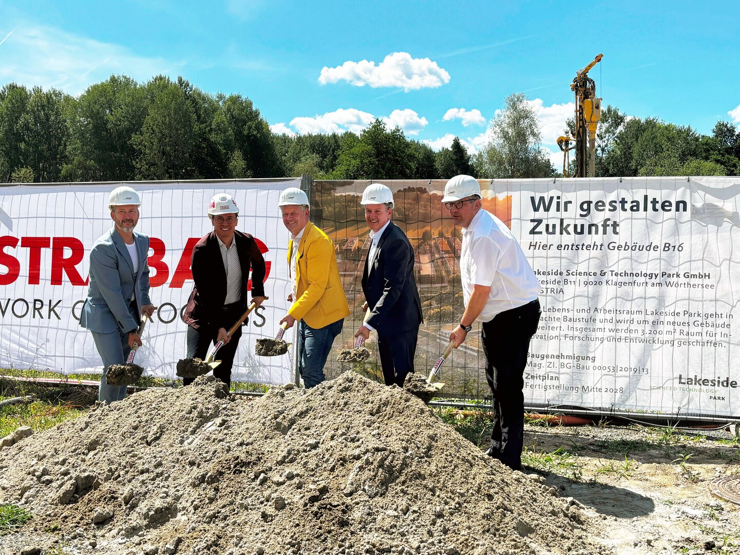 Mag. Markus Hornböck (Geschäftsführer BABEG), Vizebürgermeister Ronald Rabitsch, Bürgermeister Christian Scheider, Landeshauptmann Ing. Daniel Fellner und Mag. Bernhard Lamprecht (Geschäftsführer Lakeside Park) setzten gemeinsam den Spatenstich für die 8. Baustufe.
