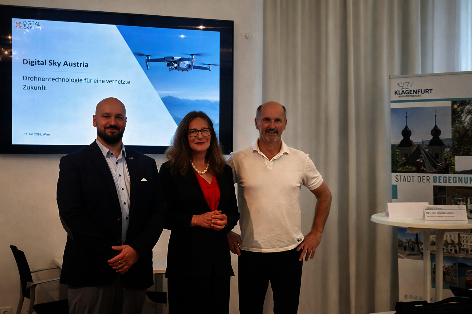 v.l. Felix Eicken (Dronetech Austria) mit Stadträtin DI Constance Mochar und DI Günter Koren (Leiter der Abteilung Vermessung und Geoinformation) bei der Vorstellung des Projektes Digital Sky Austria.  Foto: SK