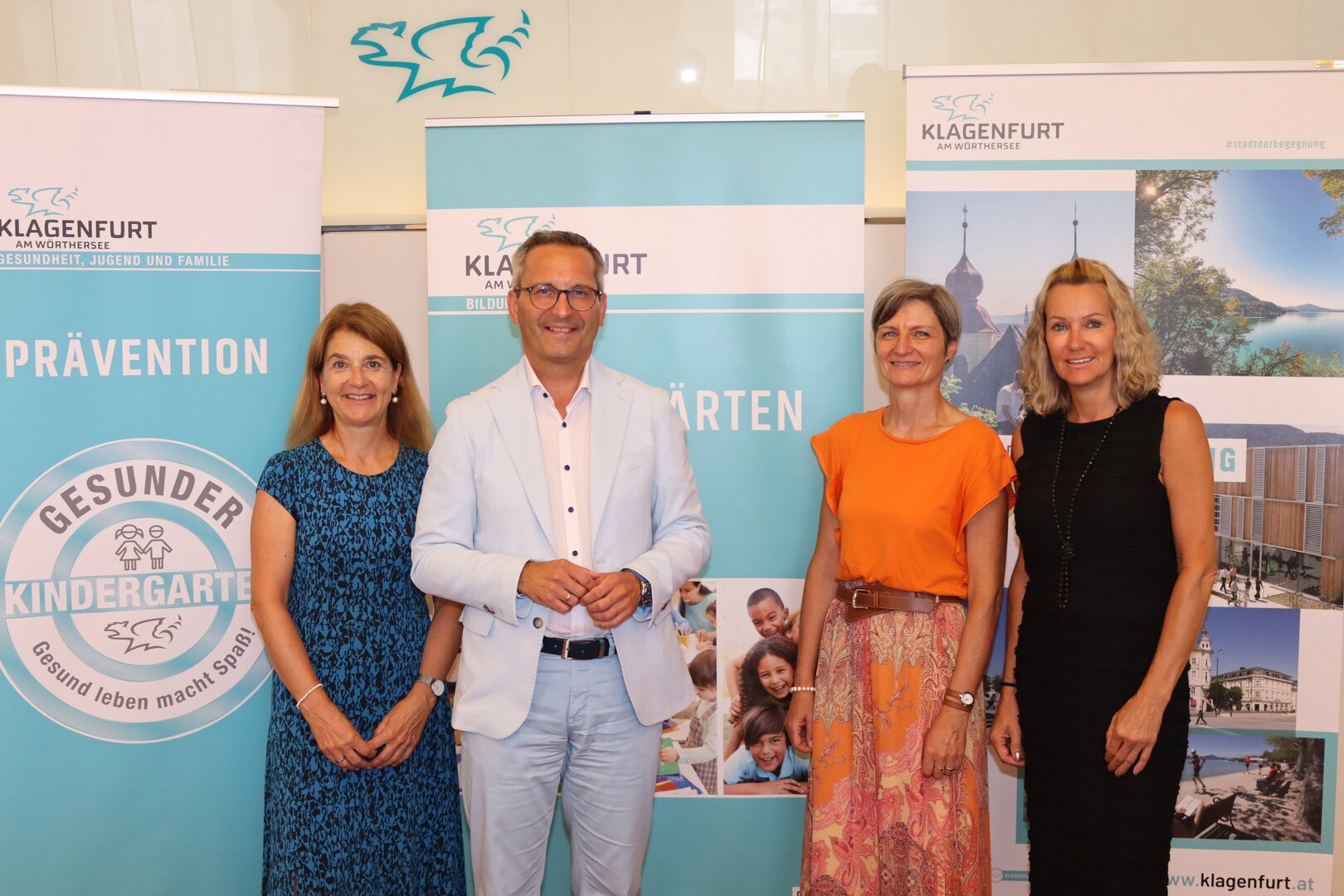 V.l.n.r. Dr. Jutta Hafner-Sorger (Diätologin, Abteilung Gesundheit), Stadtrat Mag. Franz Petritz, Referent für Elementarpädagogik, Sabine Tauschitz-Sickl, BEd, MSc (Leiterin der Dienststelle Kindergärten/Horte/Pädagogik) und Mag. Tanja Riedl (Leiterin Dienststelle Kindergärten/Wirtschaftliche Belange) informierten über die Bilanz des abgeschlossenen Kita-, Kindergarten- und Hortjahres 2025/26. Foto: StadtKommunikation/Buchner 