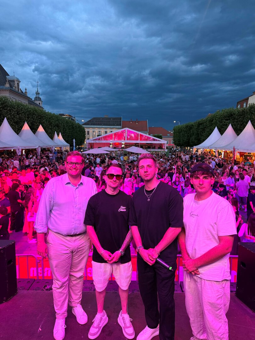 V.l.n.r. Tourismus- und Wirtschaftsreferent Stadtrat Julian Geier, DJ Rey Simon, DJ GBK und Sandro Dobesch bei den „City Summer Vibes“ am Neuen Platz. Foto: Büro Geier 