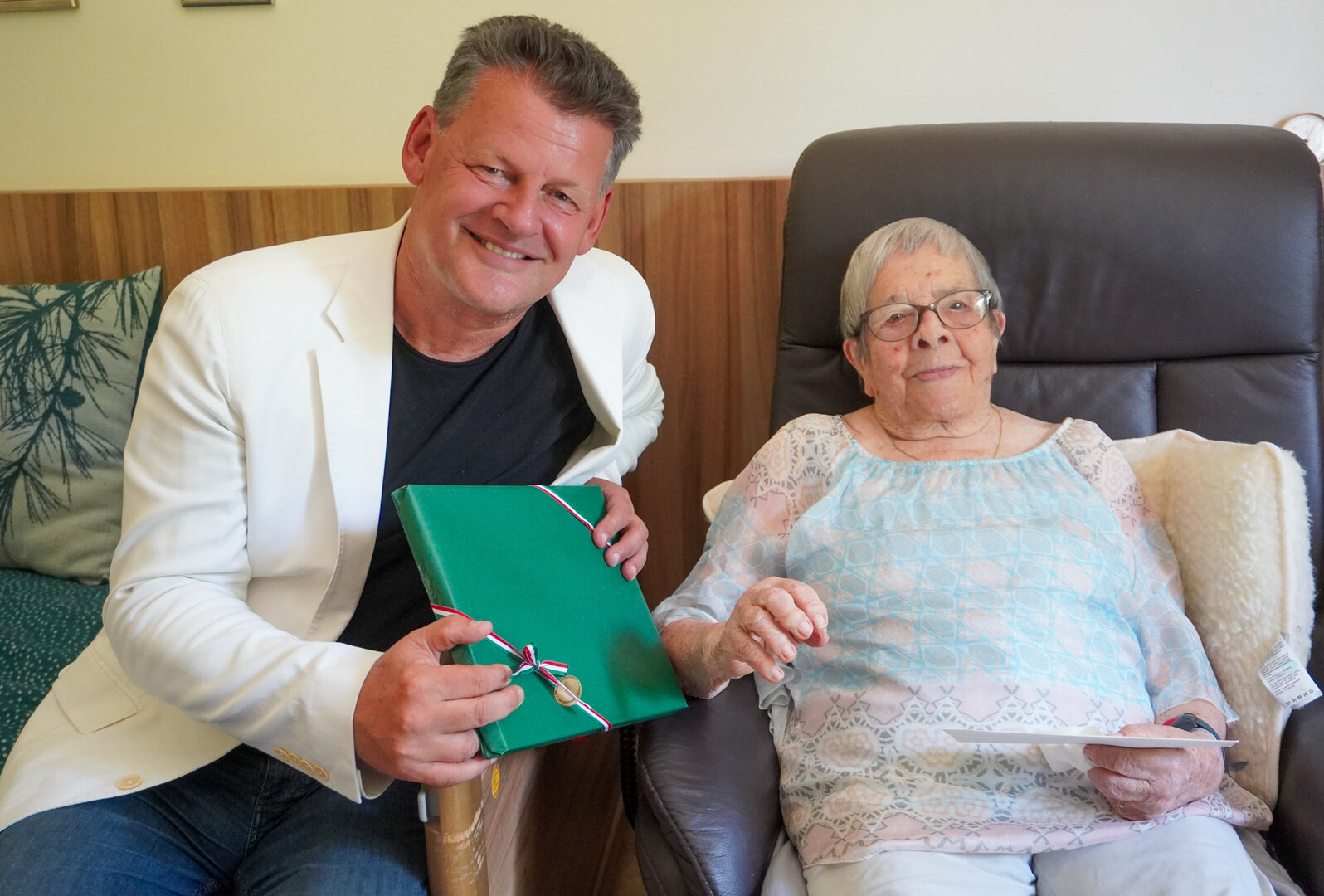 Johanna Frumlacher freute sich sehr über die persönlichen Glückwünsche von Bürgermeister Christian Scheider anlässlich ihres 100. Geburtstages. Foto: StadtKommunikation/Zechner