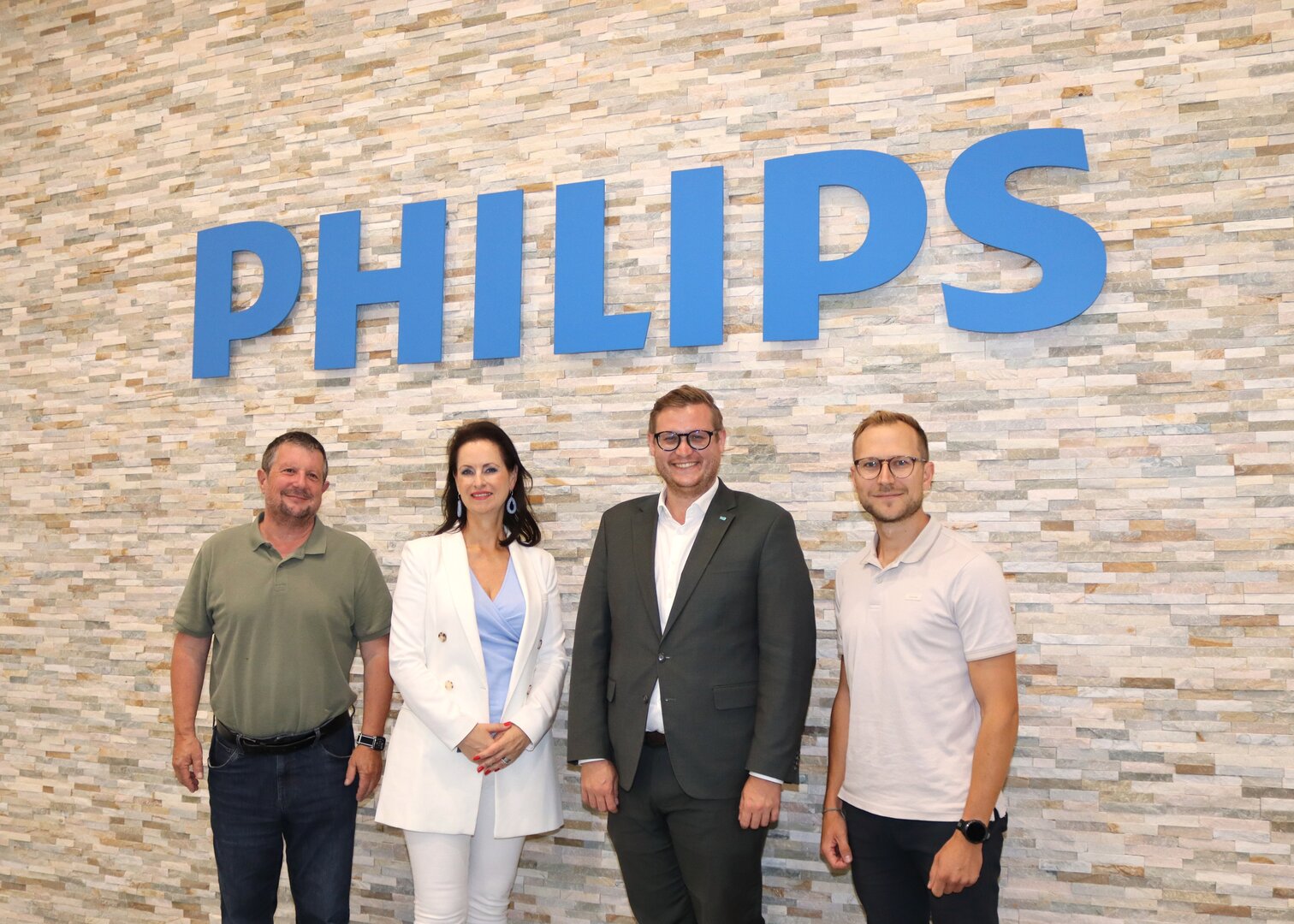 Wirtschaftsreferent Stadtrat Julian Geier besuchte Hans-Peter Rammel (Standortleiter Philips Klagenfurt), Ilse Rapatz (Personalleiterin Philips Austria), und Paul Podhajsky (Finanzmanager Philips Klagenfurt) in Österreichs einzigem Produktionsstandort von Philips. Foto: StadtKommunikation/Buchner 