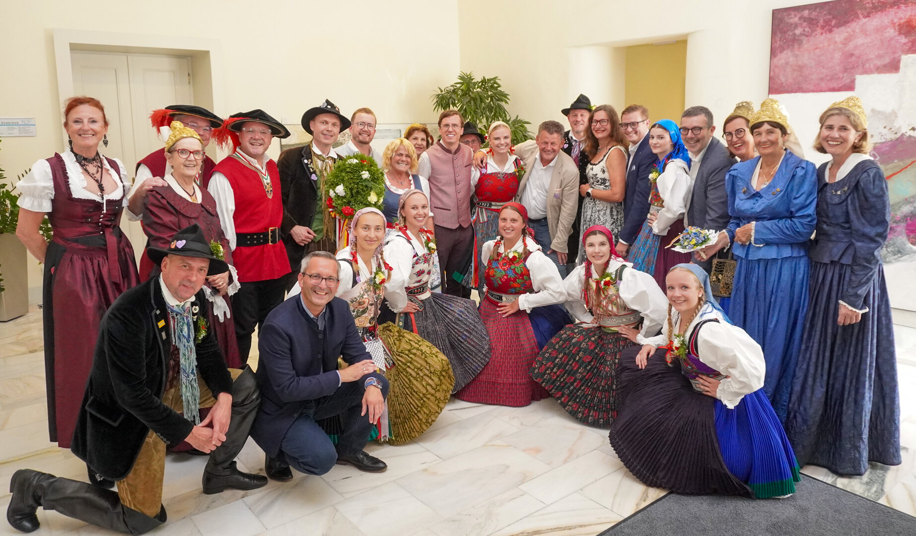 Bürgermeister Christian Scheider, Vizebürgermeister Ronald Rabitsch, Stadtrat Mag. Franz Petritz, Stadtrat Julian Geier, Stadträtin DI Constance Mochar, Magistratsdirektorin Mag. Isabella Jandl sowie eine Abordnung der Goldhaubenfrauen Klagenfurt und Vertreter der Stadtrichter zu Clagenfurth begrüßten die Villacher Kirchtagslader mit Mag. Gerda Sandriesser, Vizebürgermeisterin von Villach und Obfrau des Vereins Villacher Kirchtag, im Klagenfurter Rathaus. Foto: StadtKommunikation/Zechner